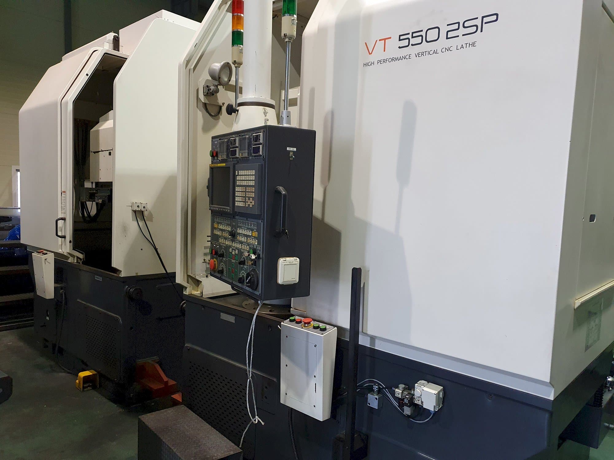 Vista frontal de la máquina HWACHEON VT-500 2SP