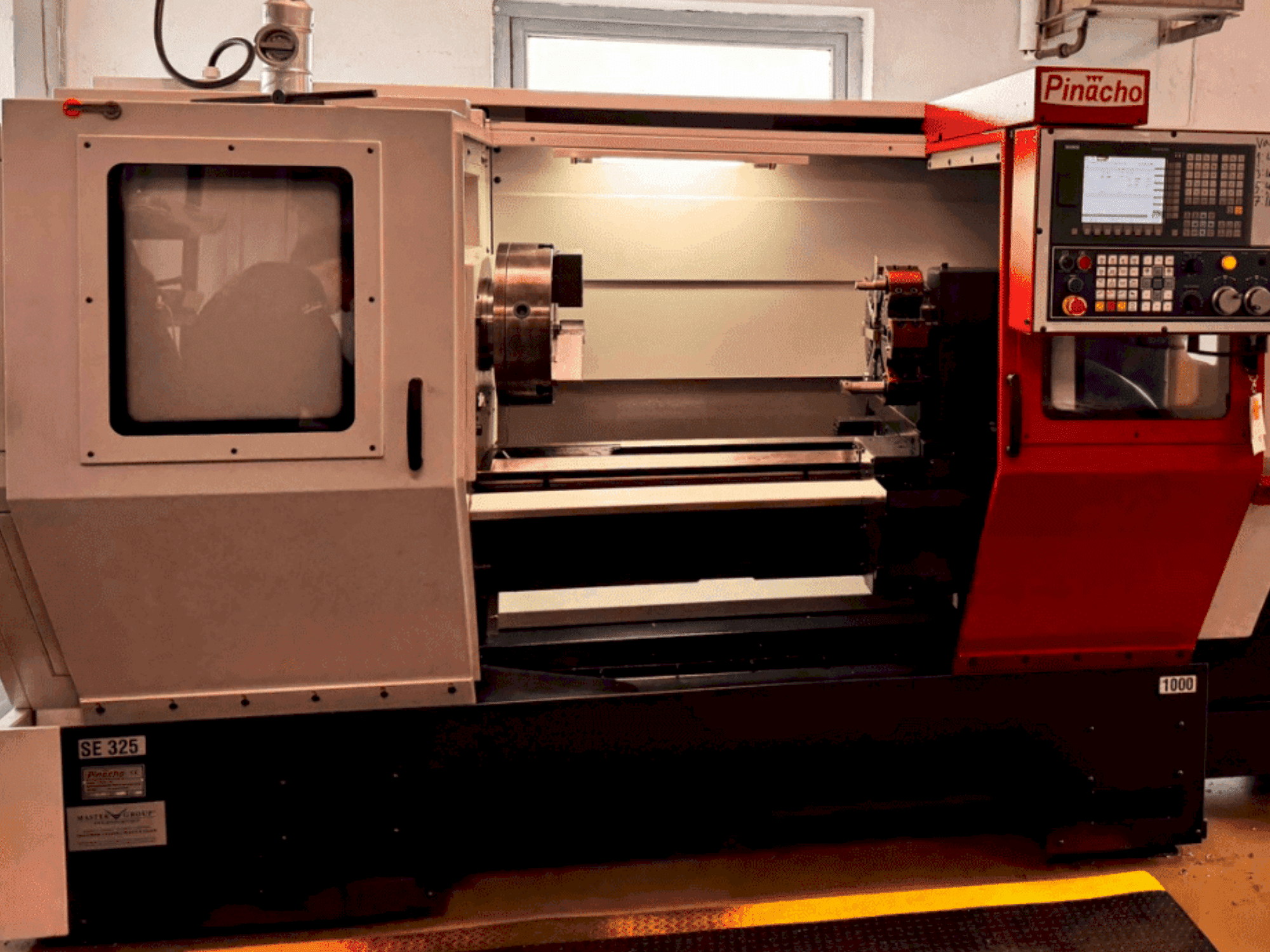 Vista frontal de la máquina Pinacho SE325