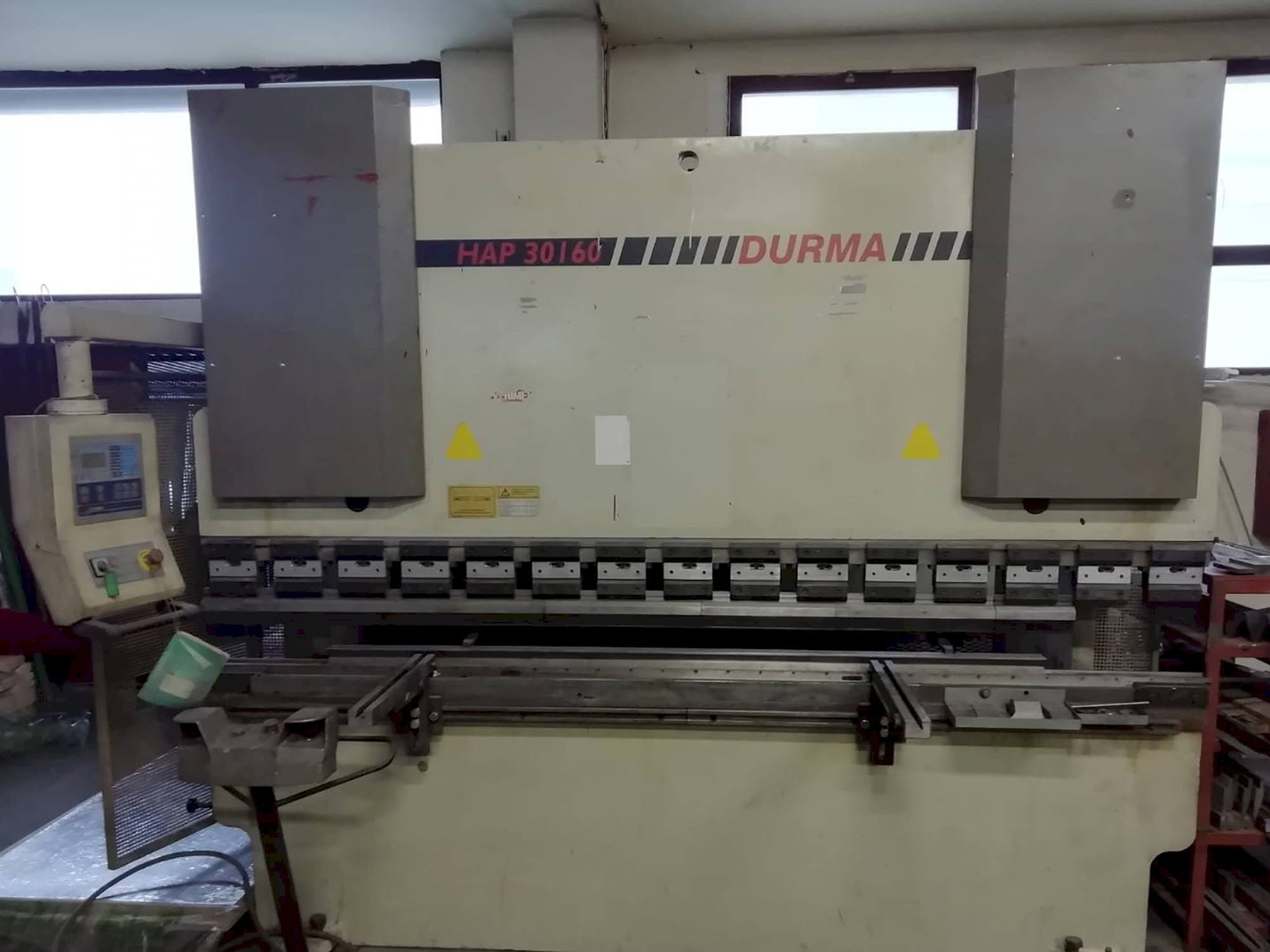 Vista frontal de la máquina Durma HAP 30160