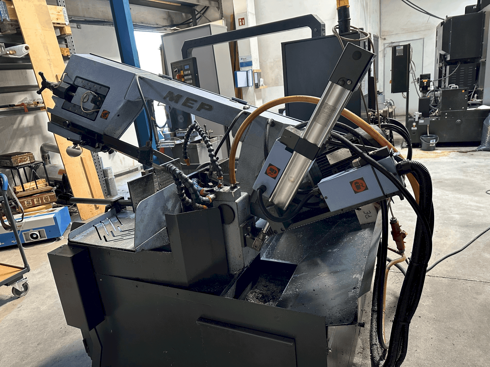 Vista frontal de la máquina MEP SHARK 330 NC eco