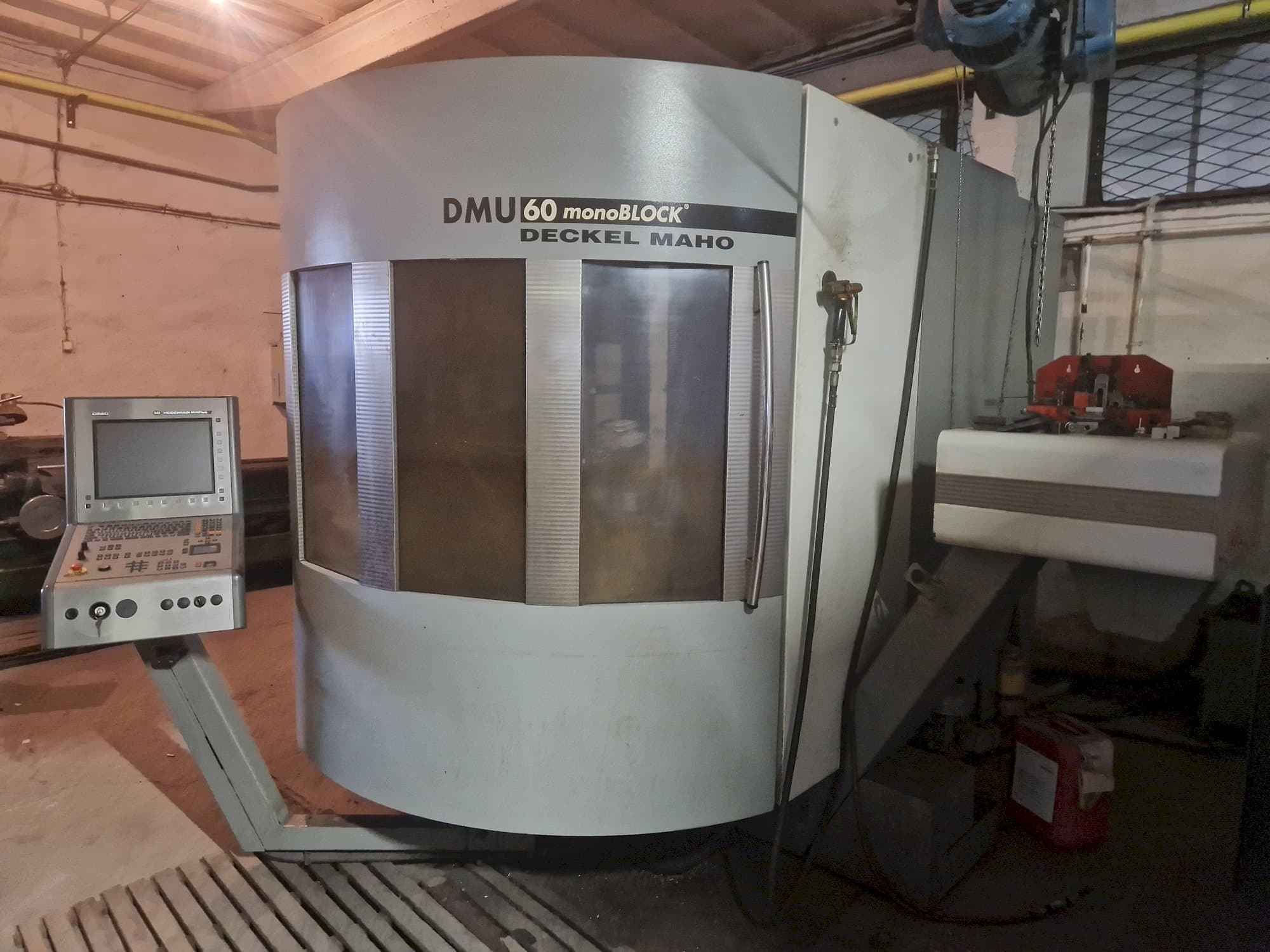 Vista frontal de la máquina DECKEL MAHO DMU 60 monoBLOCK