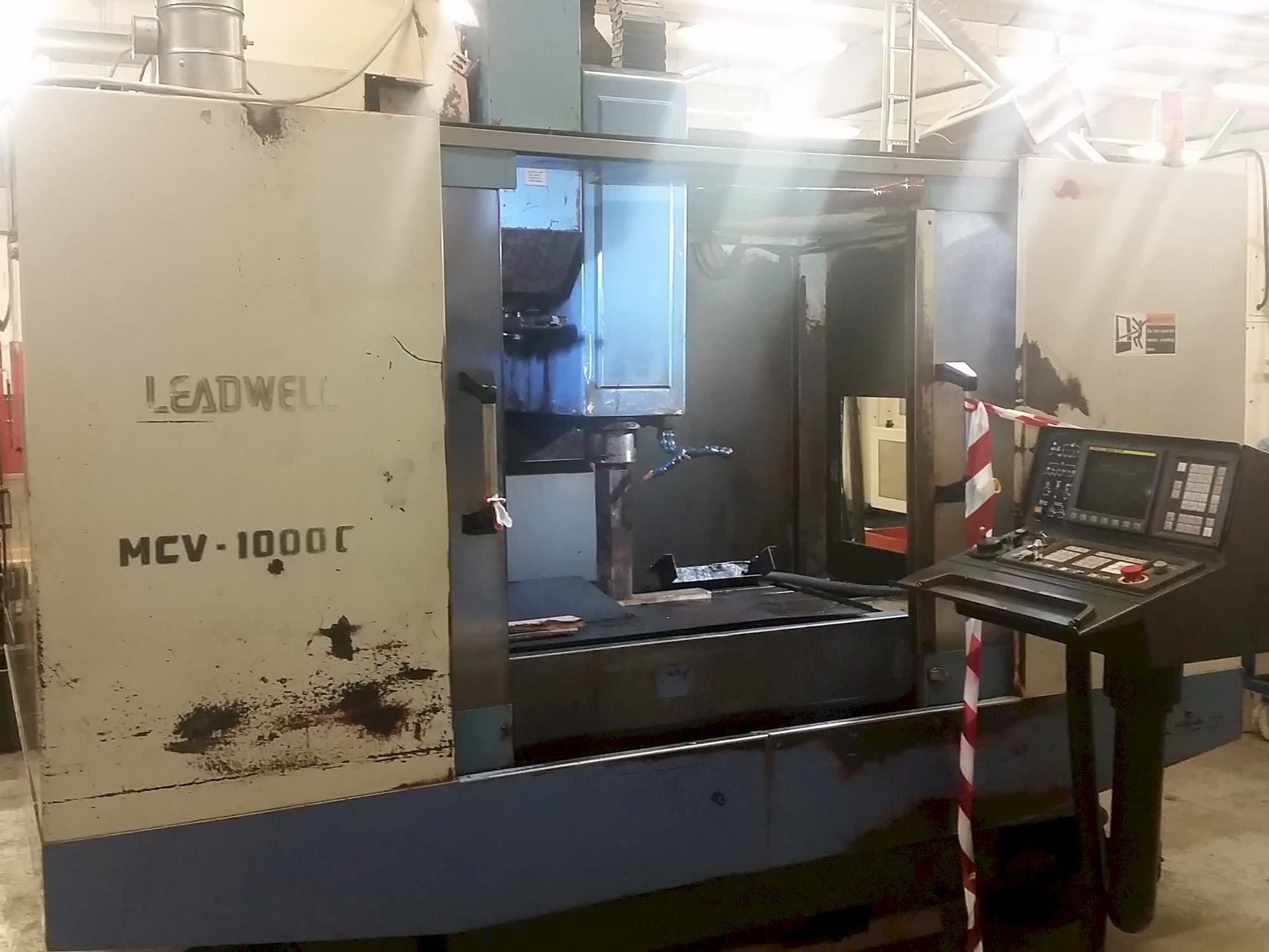 Vista frontal de la máquina Leadwell MCV-1000CR