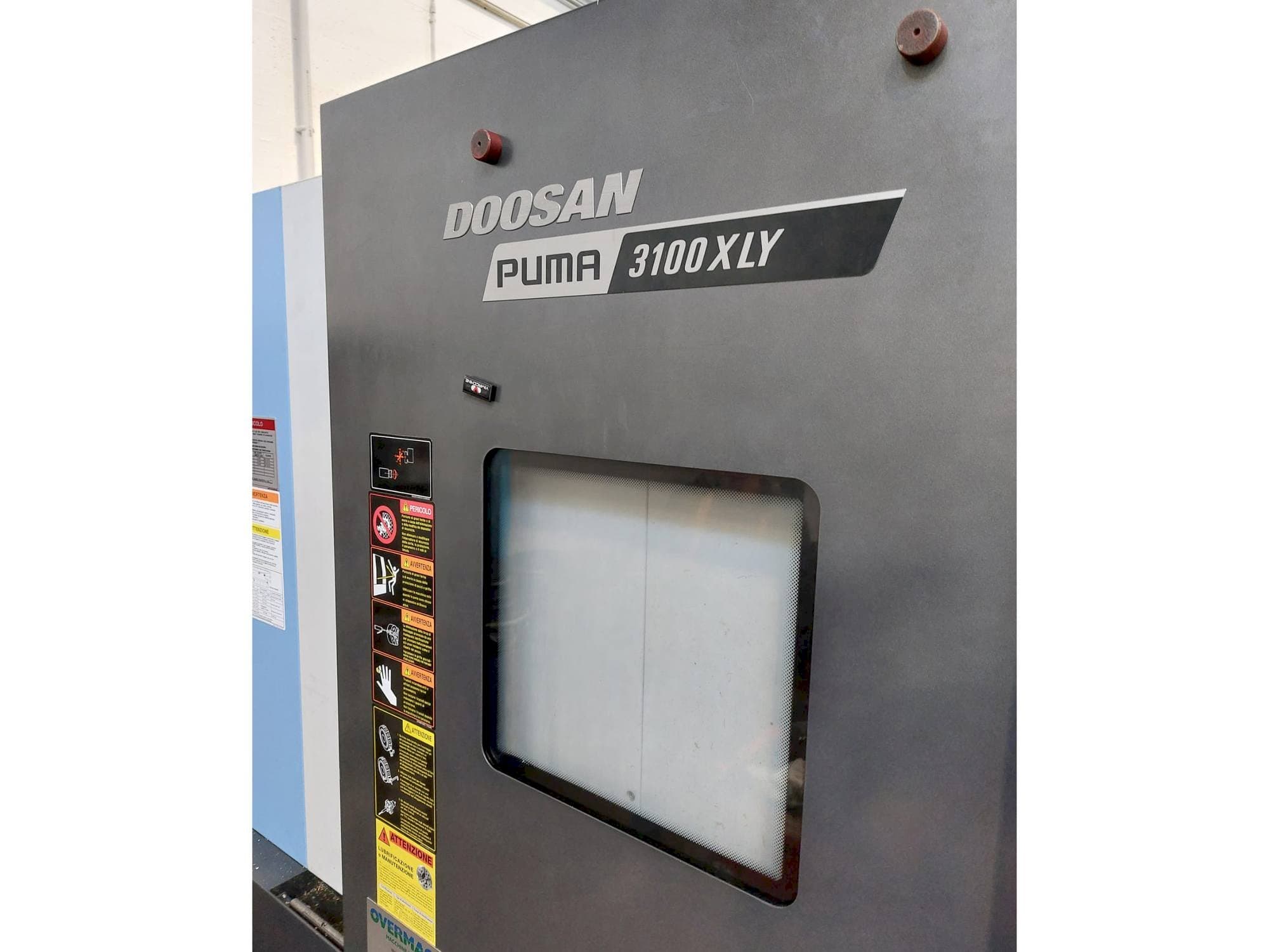 Vista frontal de la máquina DOOSAN Puma 3100LY