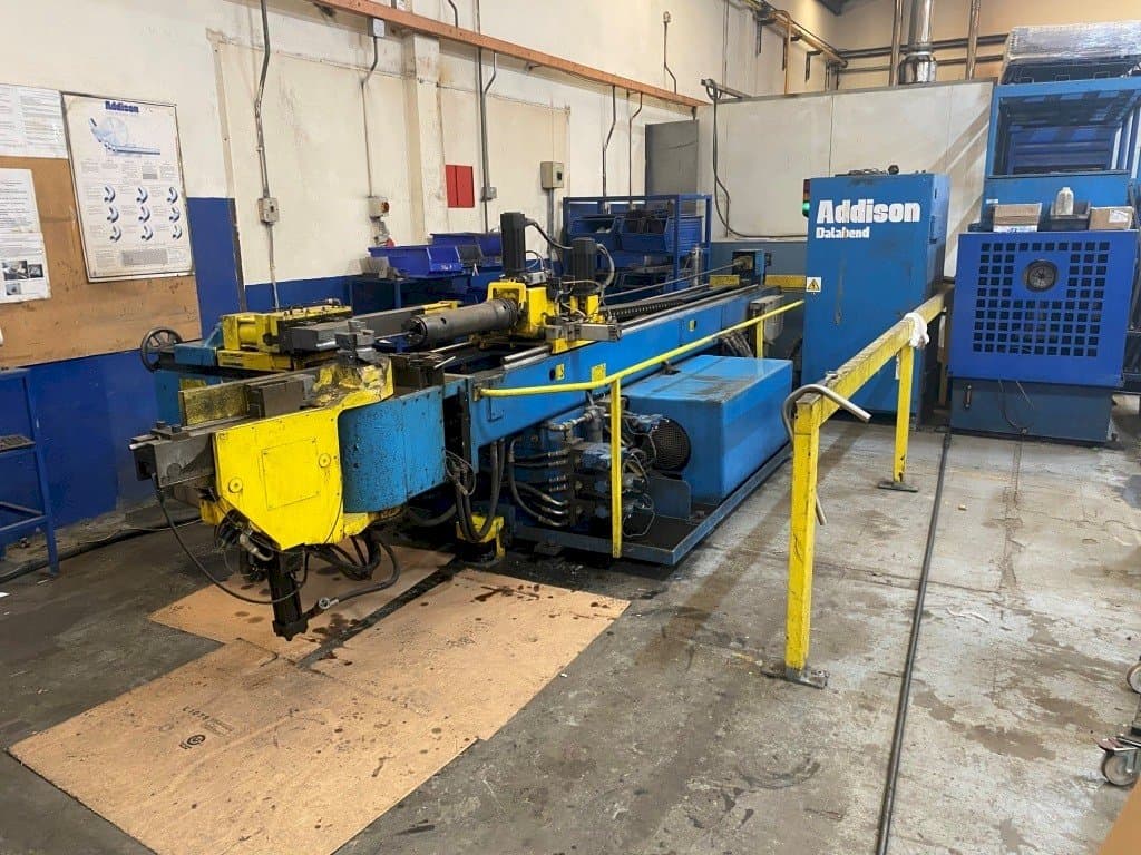 Vista frontal de la máquina Addison DB-76 3D CNC