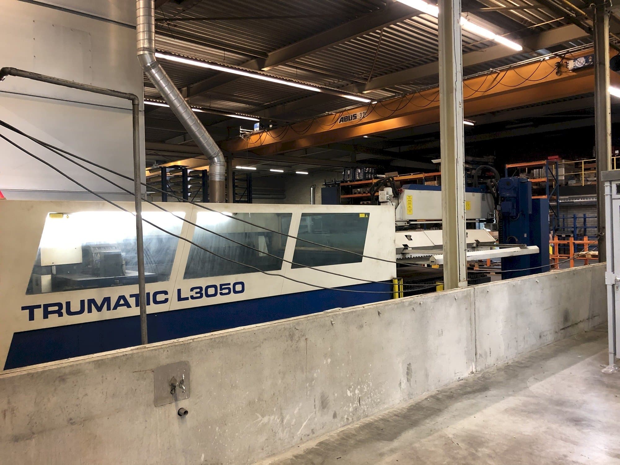 Vista frontal de la máquina Trumpf Trumatic 3050