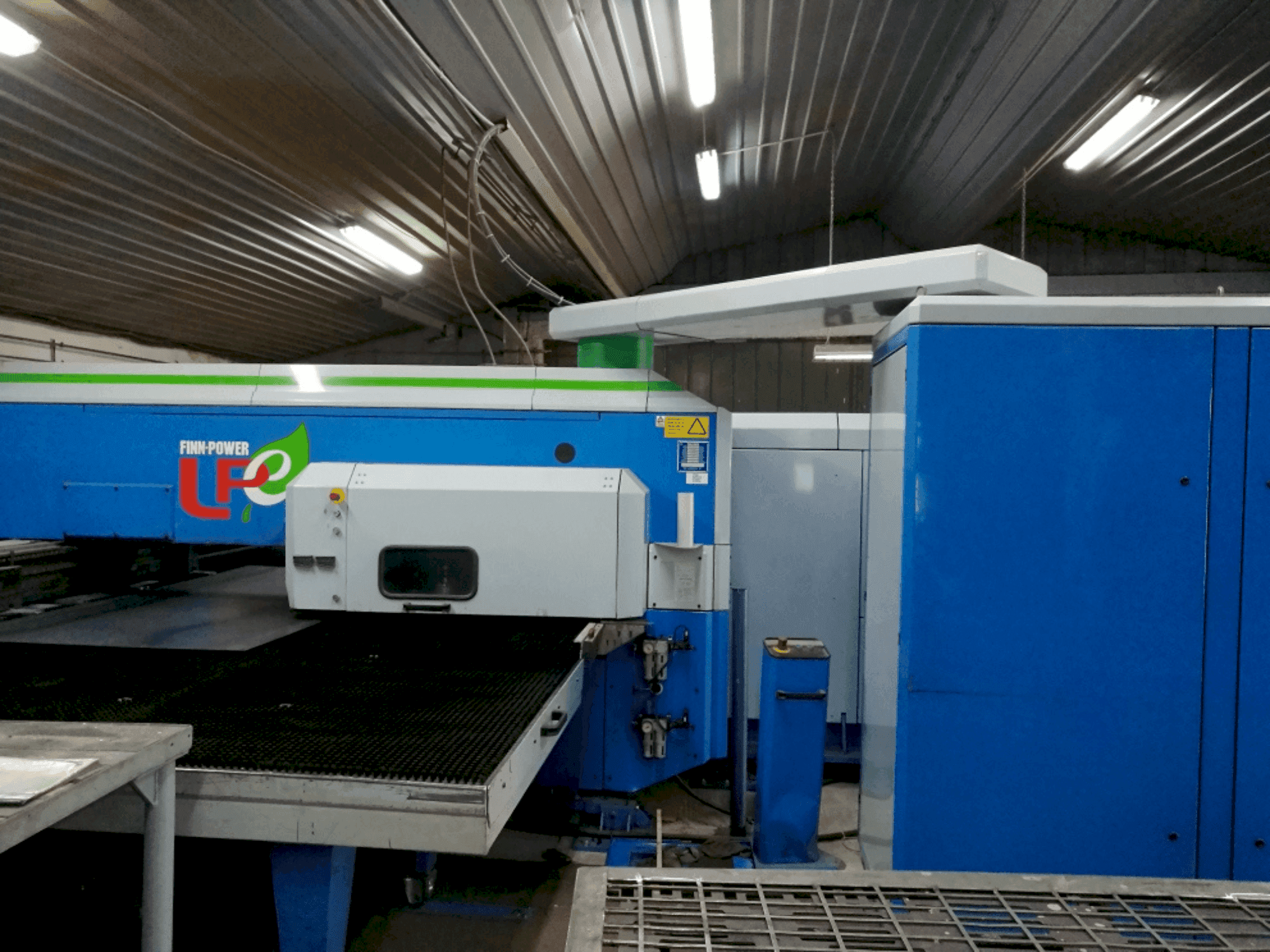 Vista frontal de la máquina Finn-Power LPE5 SWUH