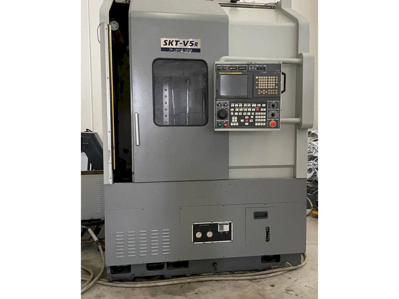 Vista frontal de la máquina Hyundai Hyundai SKT V5R