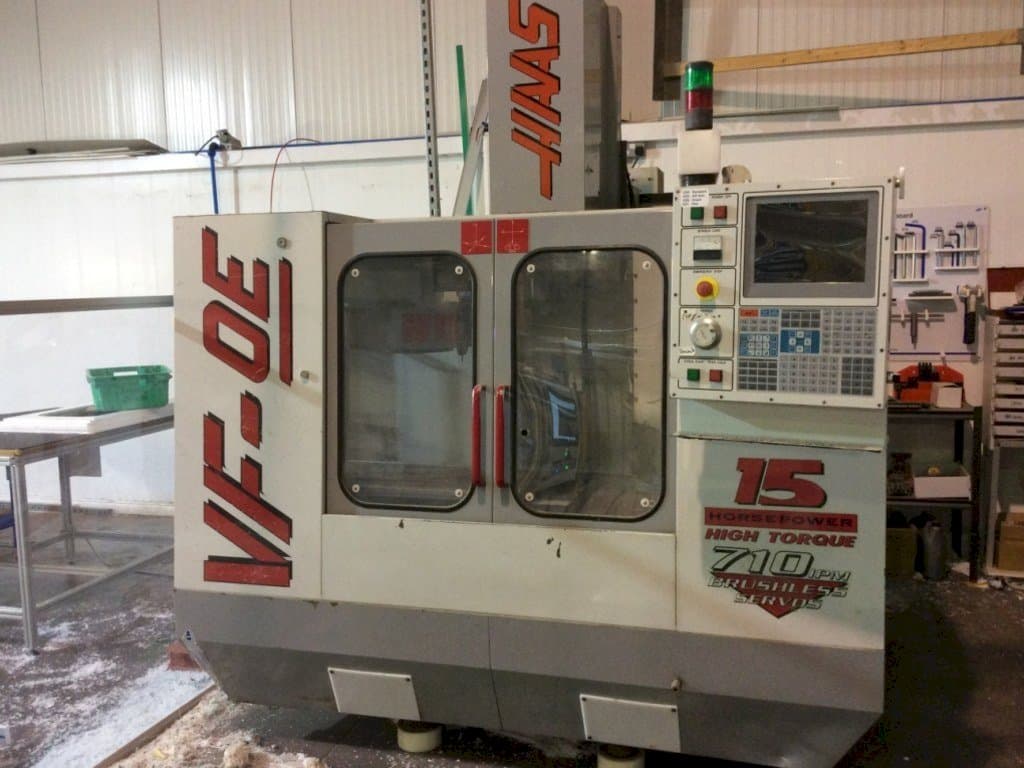 Vista frontal de la máquina HAAS VF-OE