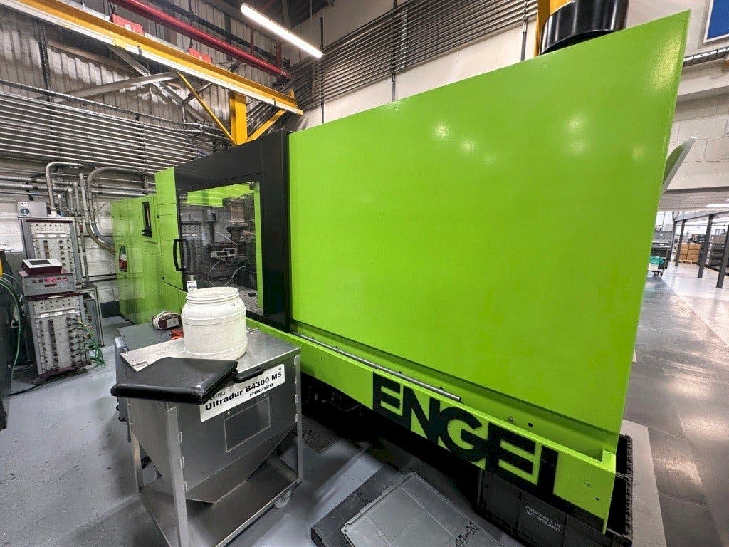Vista frontal de la máquina Engel Victory 650/180 Tech