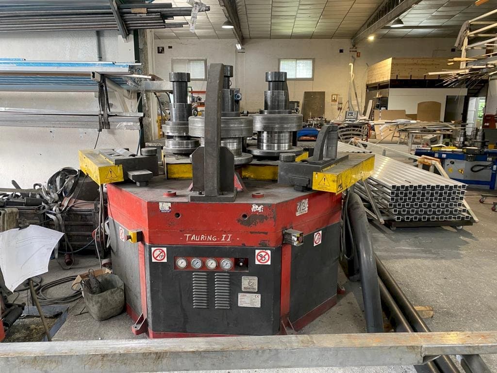 Vista frontal de la máquina Tauring Alfa 200