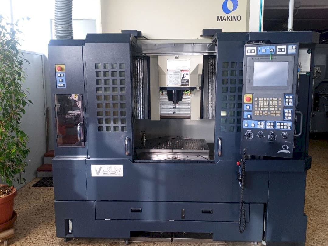 Vista frontal de la máquina Makino V33i A15F