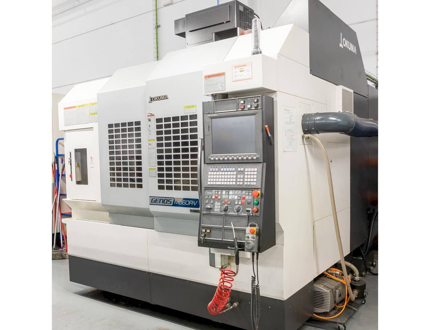 Vista frontal de la máquina Okuma Genos M560R-V