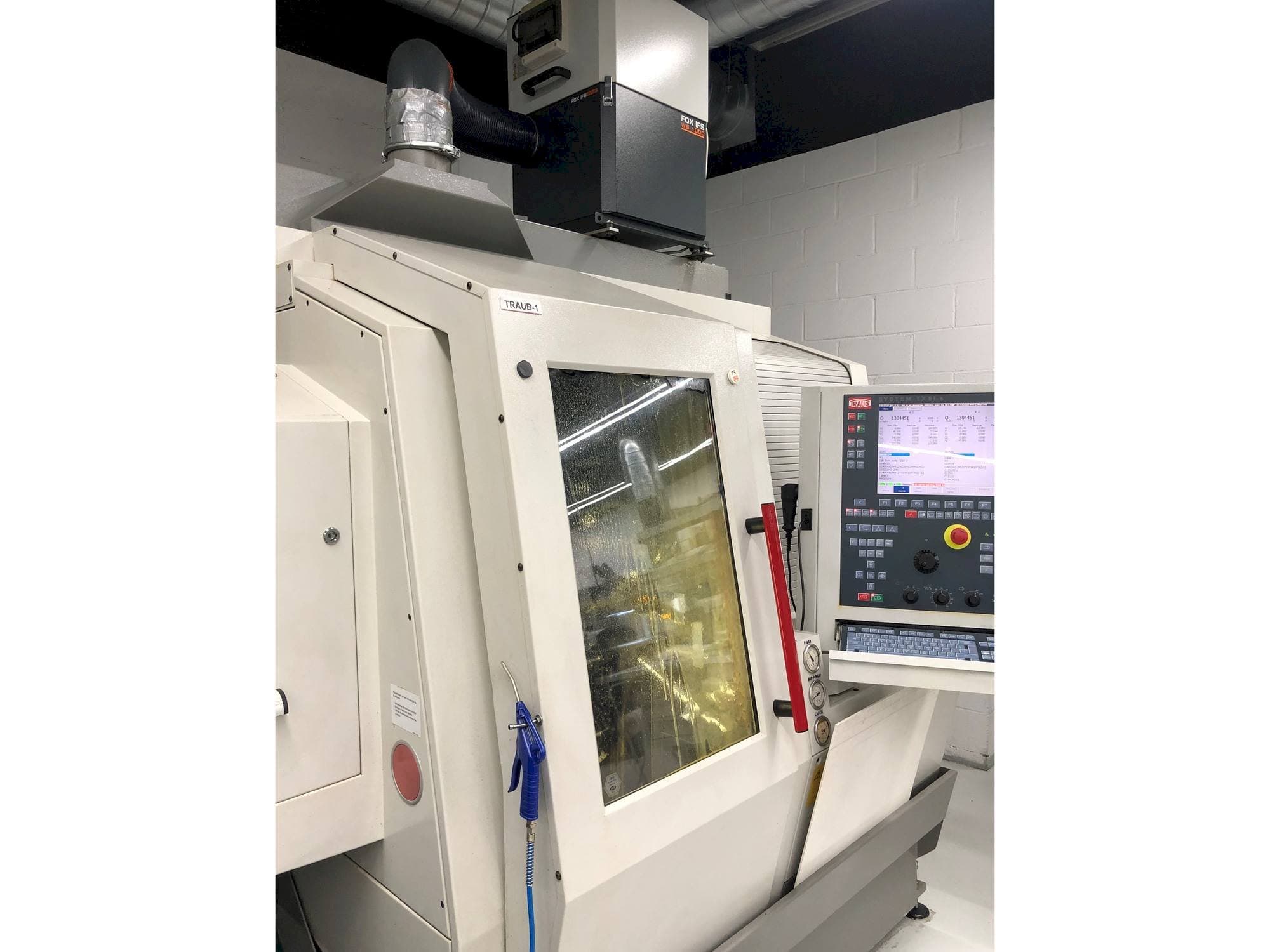 Vista frontal de la máquina TRAUB TNL 18