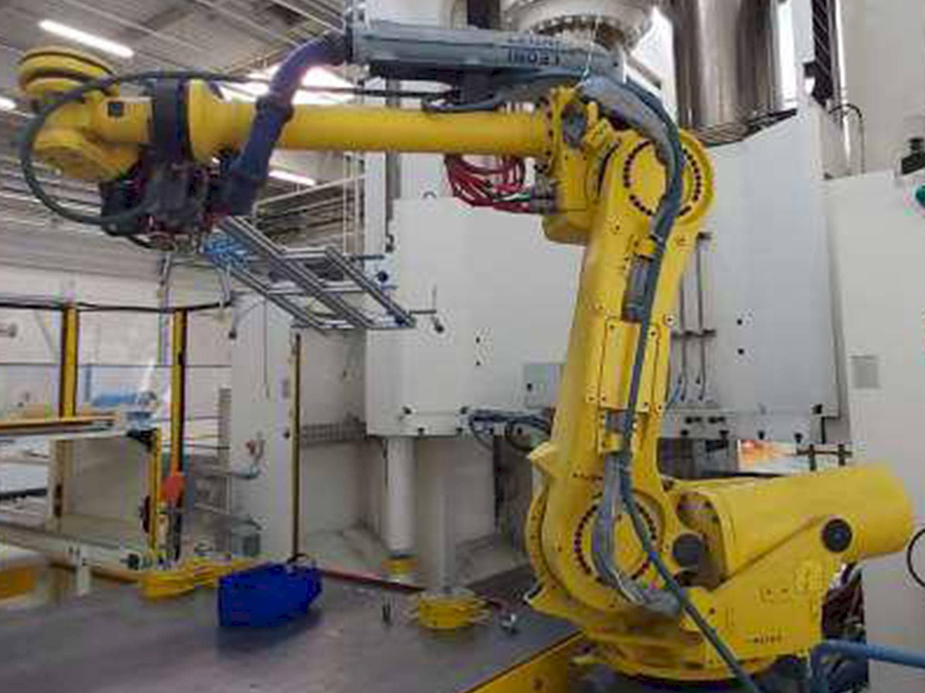 Vista frontal de la máquina FANUC Robot R-2000iB/185L