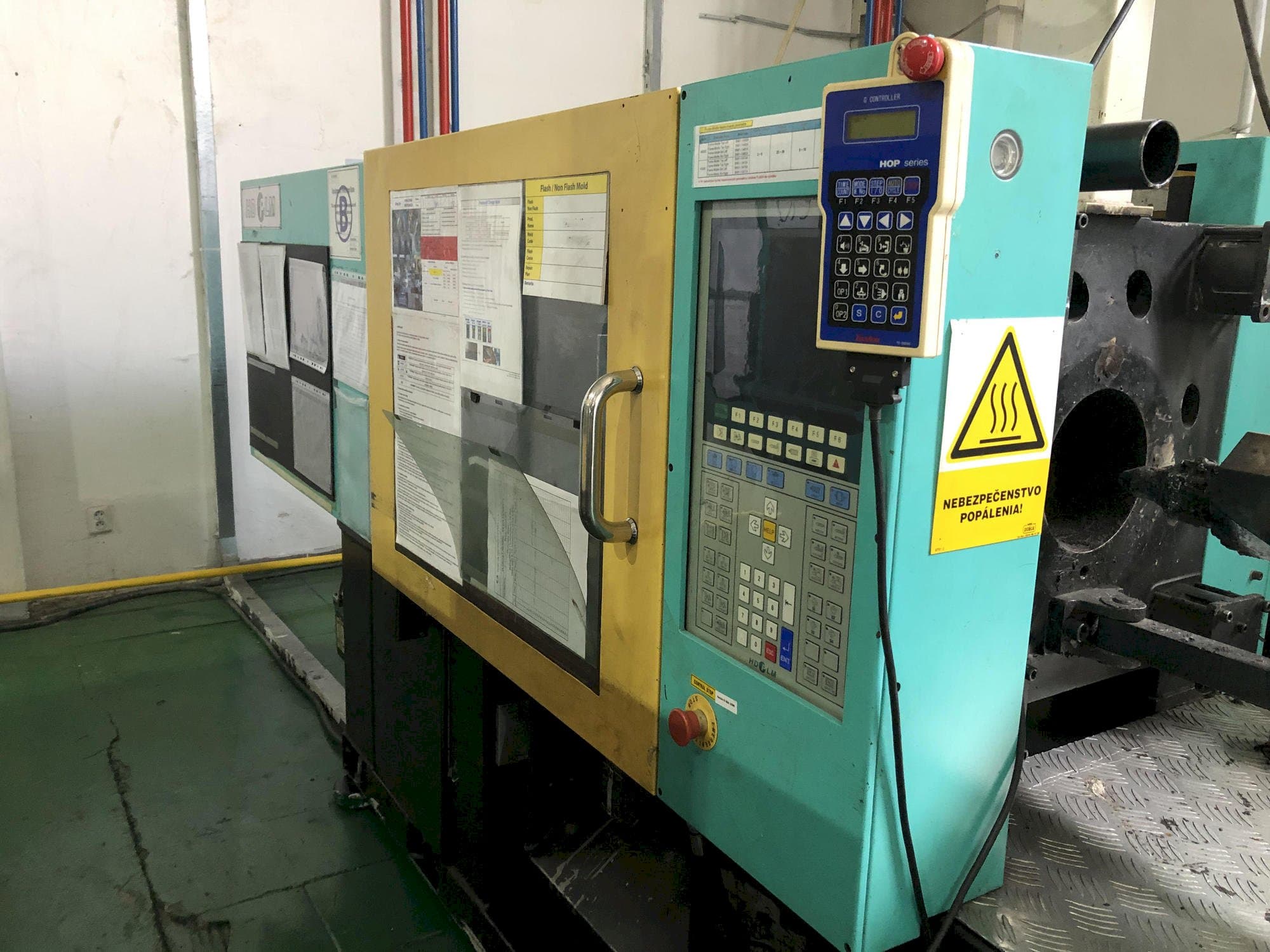 Vista frontal de la máquina Hyundai K-120V