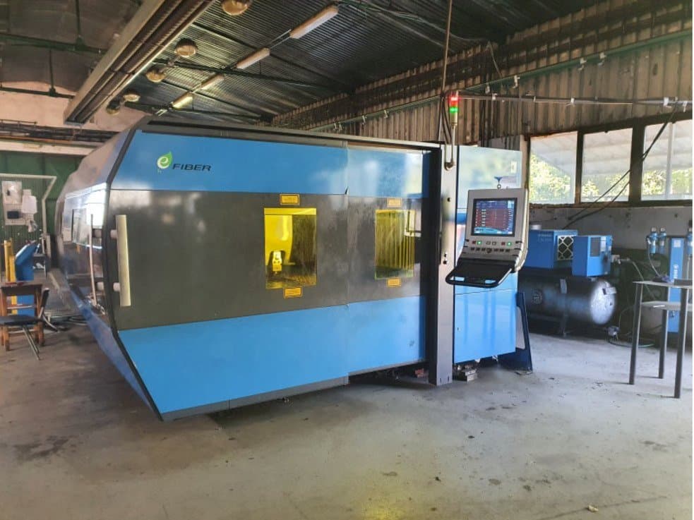 Vista frontal de la máquina Prima Power Platino Fiber