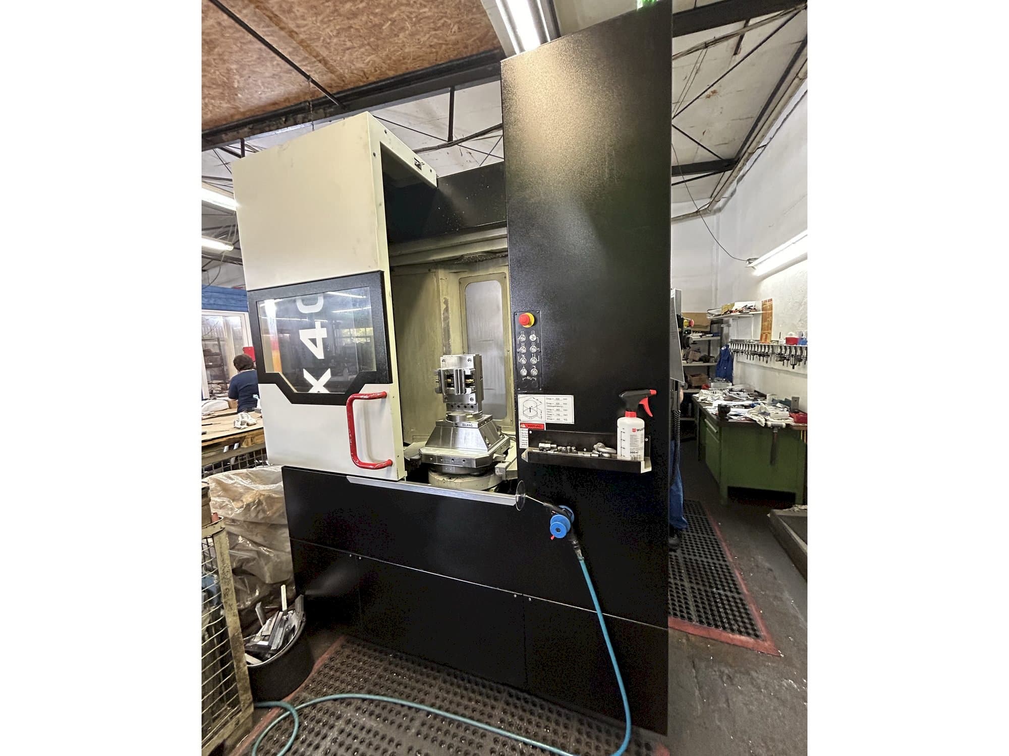 Vista frontal de la máquina Quaser HX404