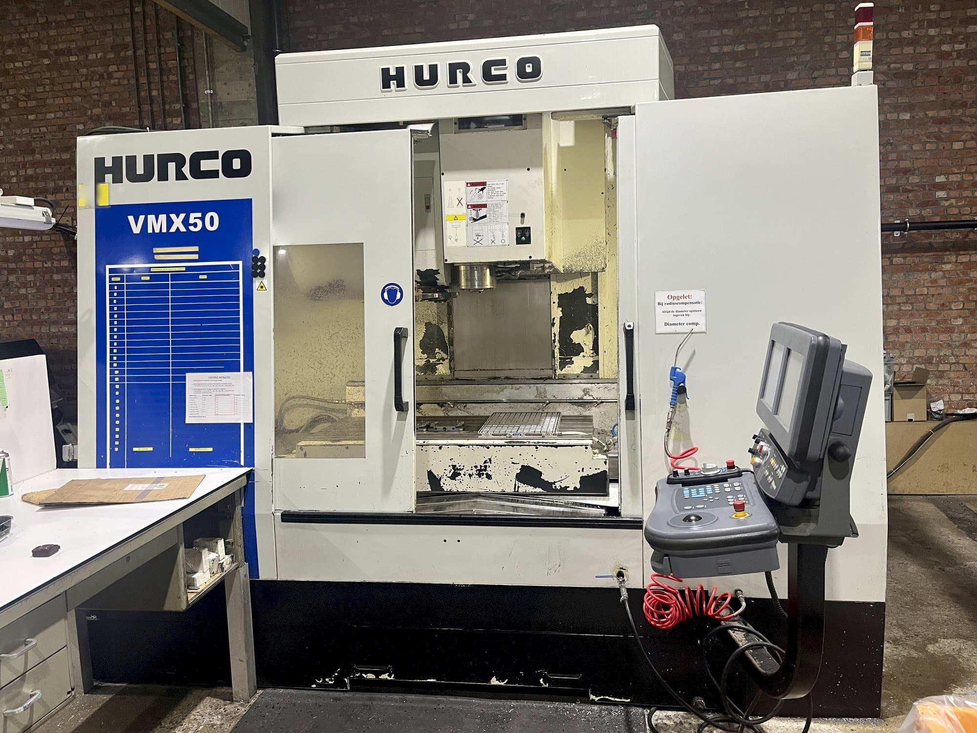 Vista frontal de la máquina Hurco VMX50