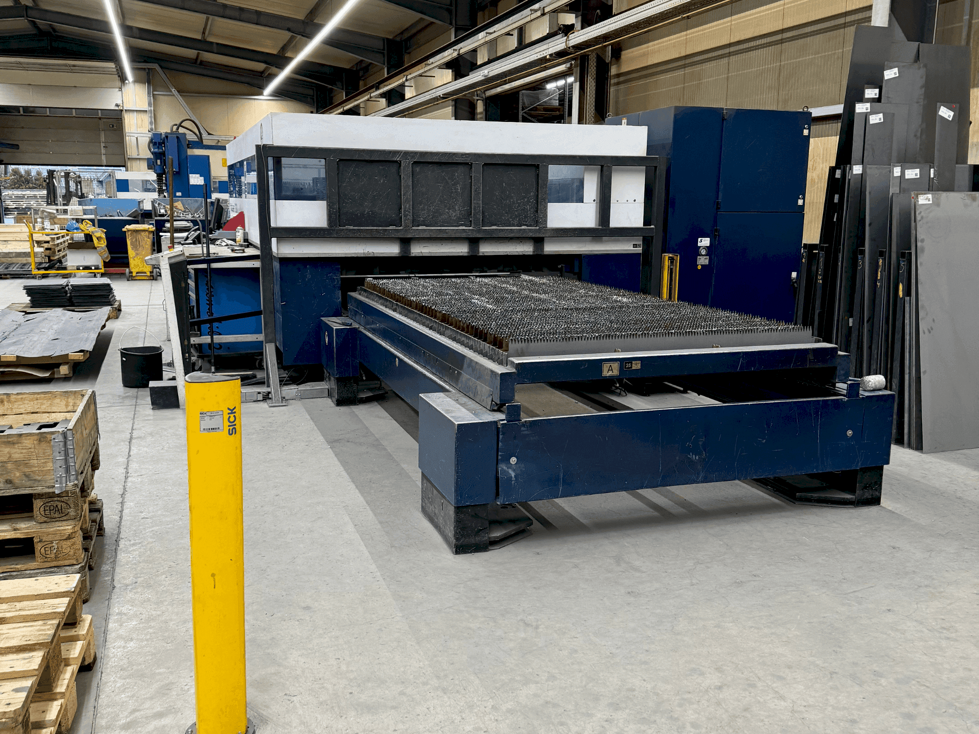 Vista frontal de la máquina TRUMPF TruLaser 3030 4kW (L20)