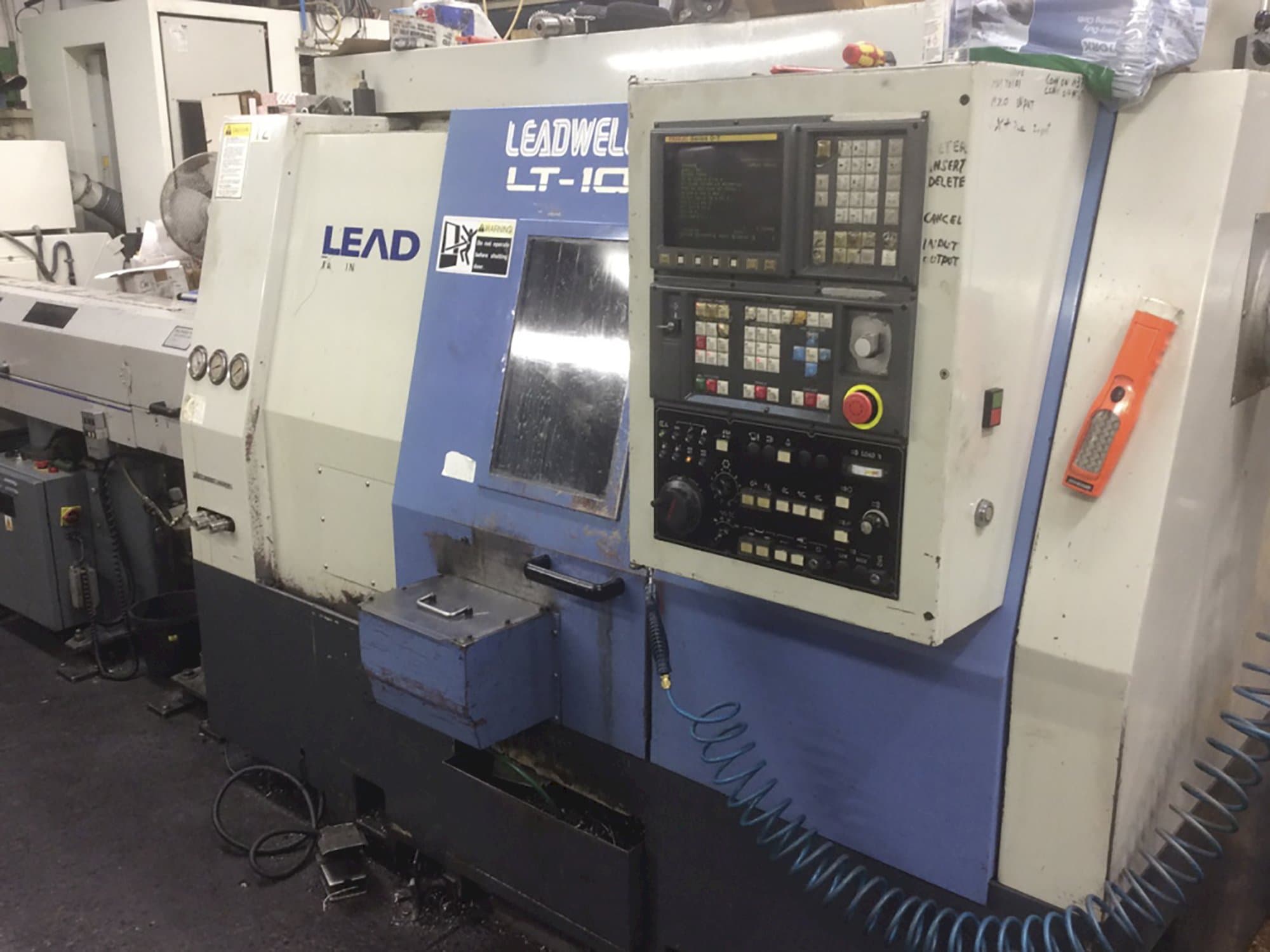 Vista frontal de la máquina Leadwell LT10