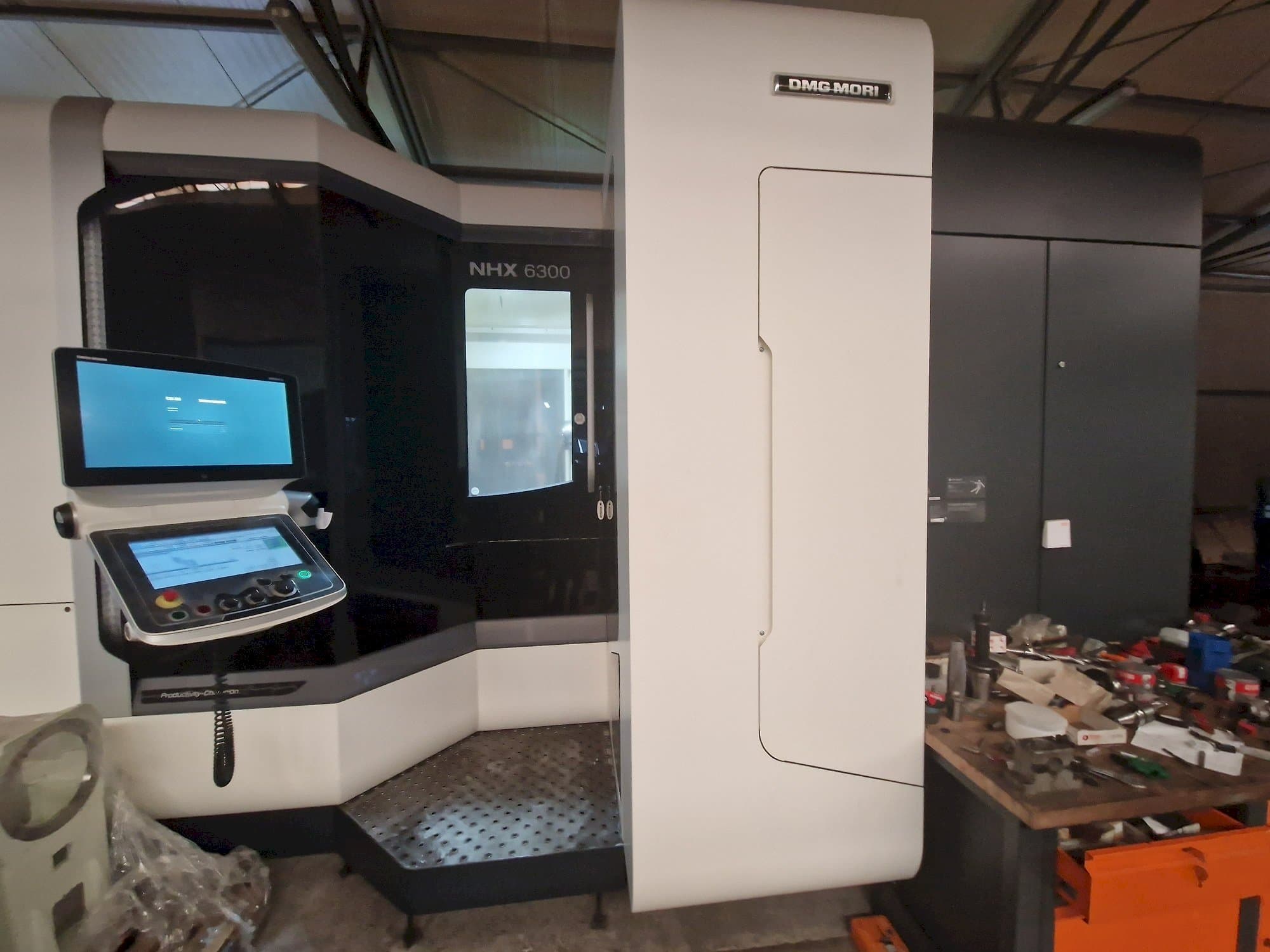 Vista frontal de la máquina DMG MORI NHX6300