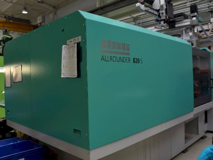 Vista frontal de la máquina Arburg Allrounder 820 s 4000 - 800