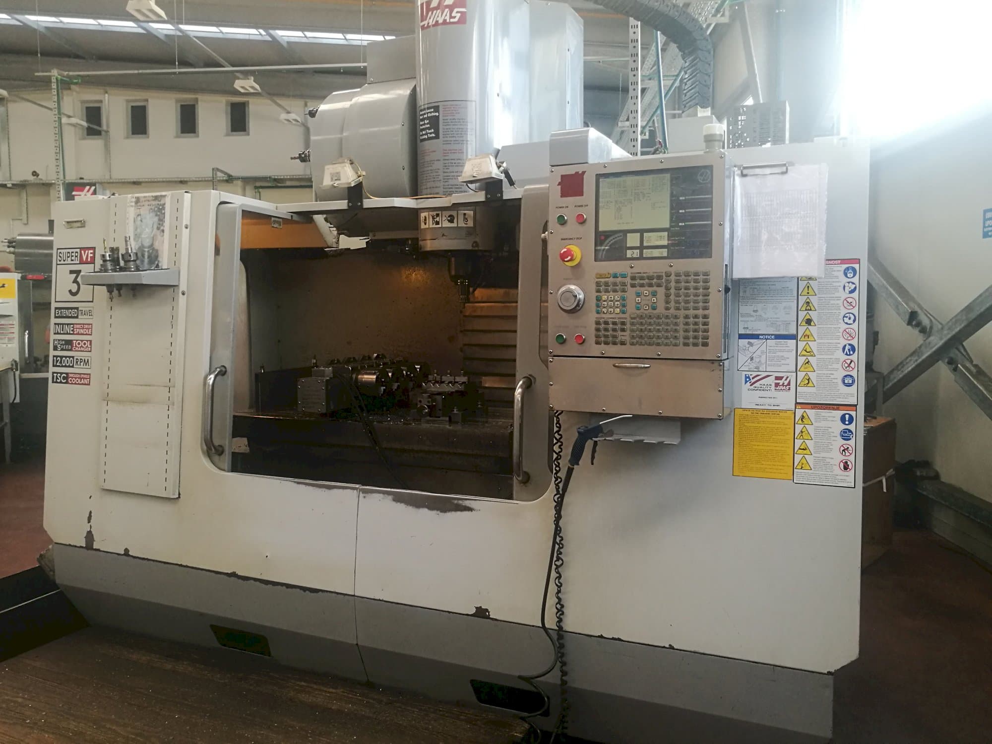 Vista frontal de la máquina HAAS VF-3SSYTHE