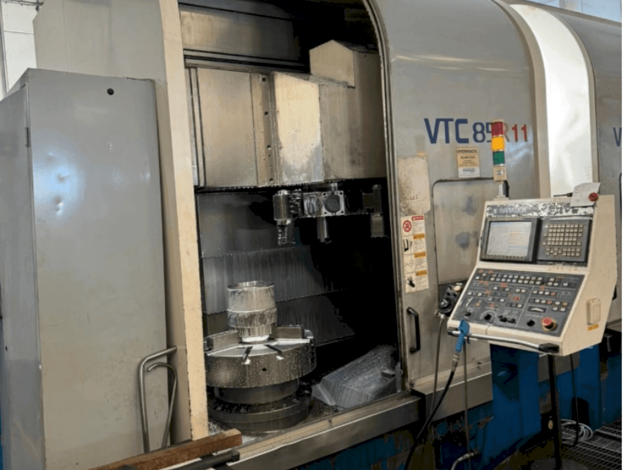 Vista frontal de la máquina HANKOOK VTC 85