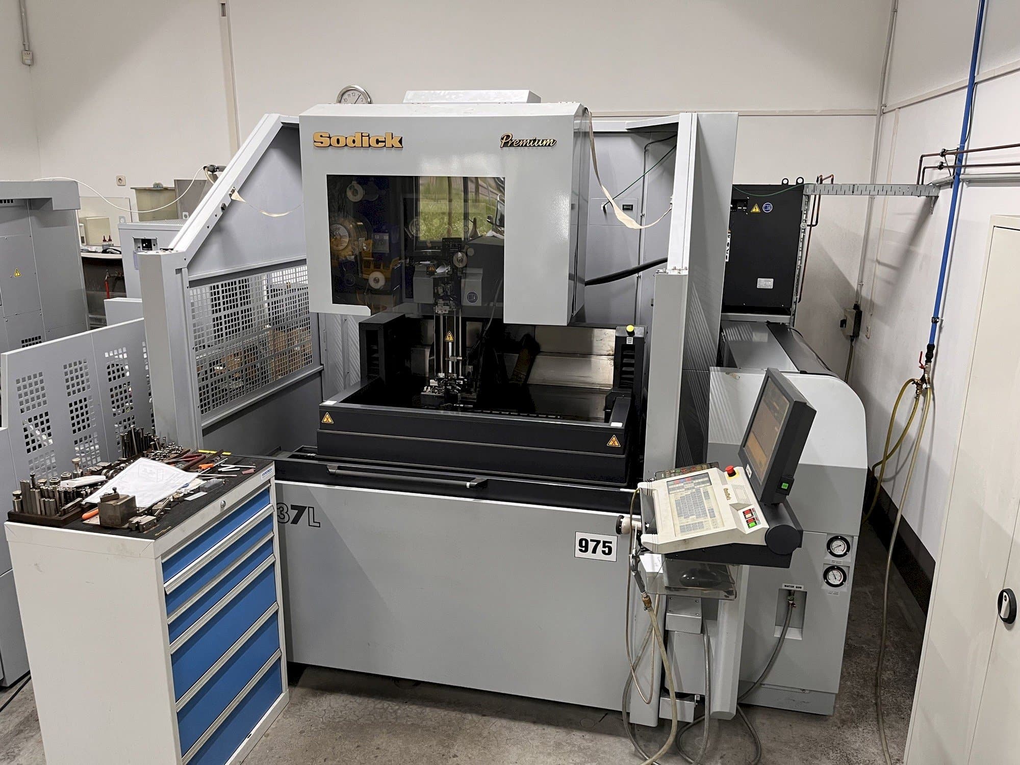 Vista frontal de la máquina Sodick AQ537L