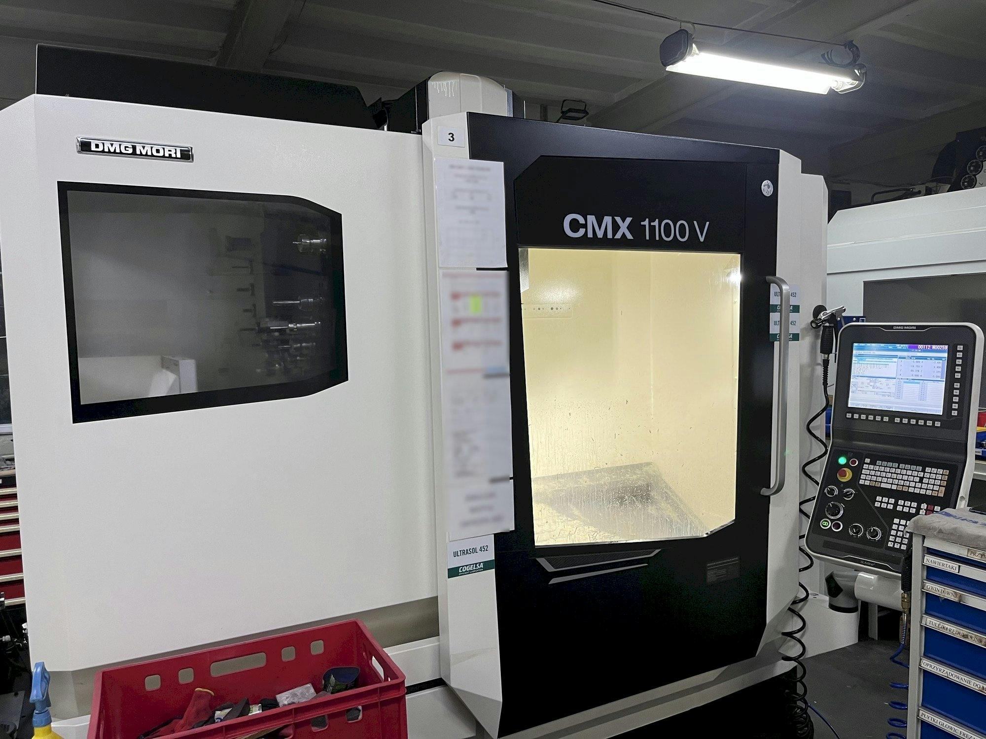 Vista lateral izquierda de la máquina DMG MORI CMX 1100 V