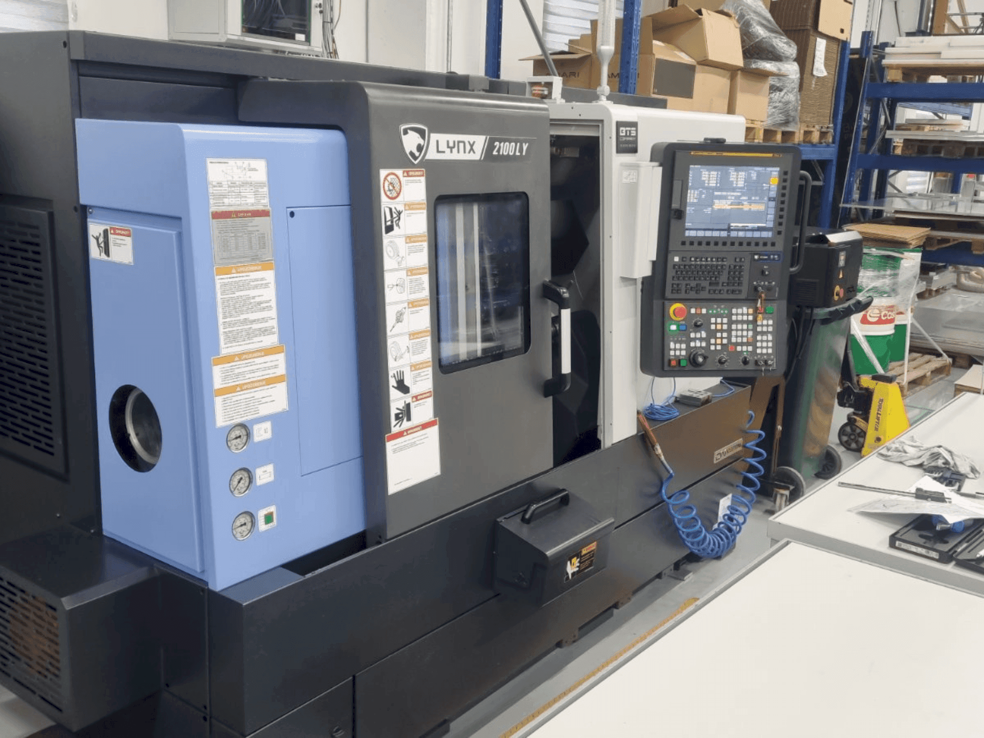 Vista frontal de la máquina DN SOLUTIONS LYNX 2100 LYB