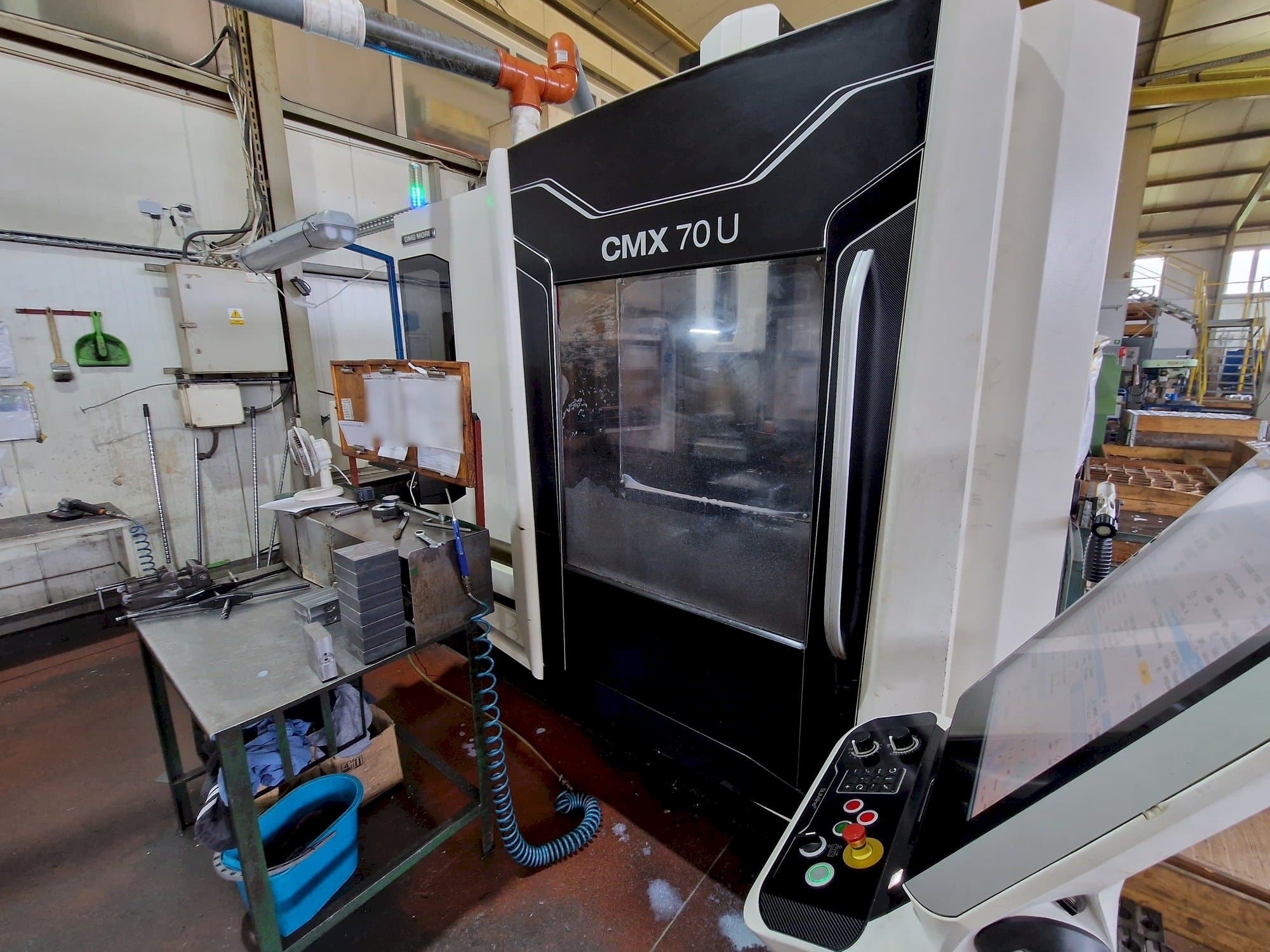 Vista frontal de la máquina DMG MORI CMX 70 U