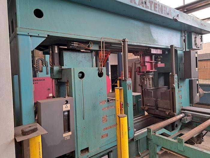 Vista lateral izquierda de la máquina KALTENBACH KDX5 1015