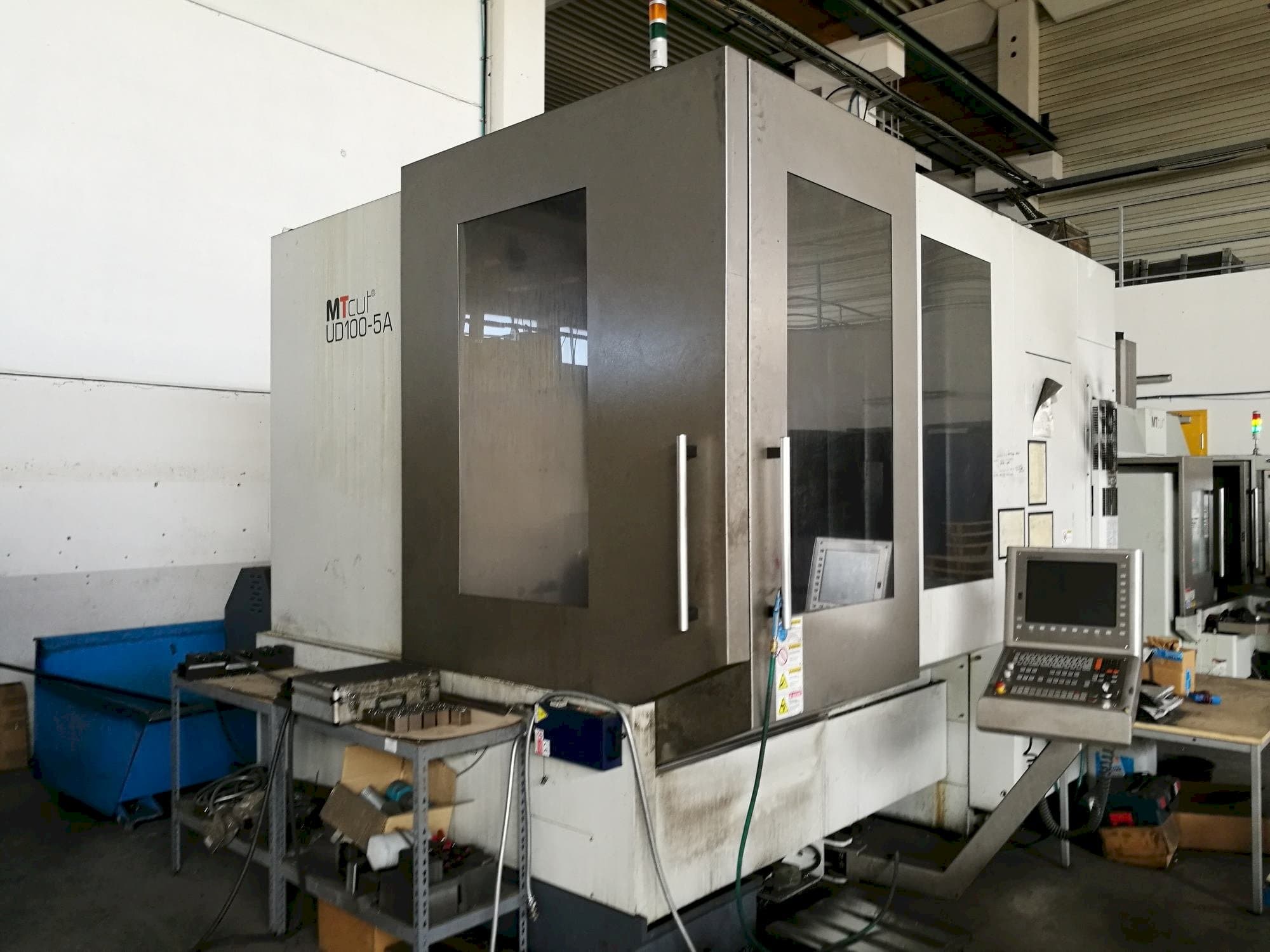 Vista frontal de la máquina MT Cut UD100-5A