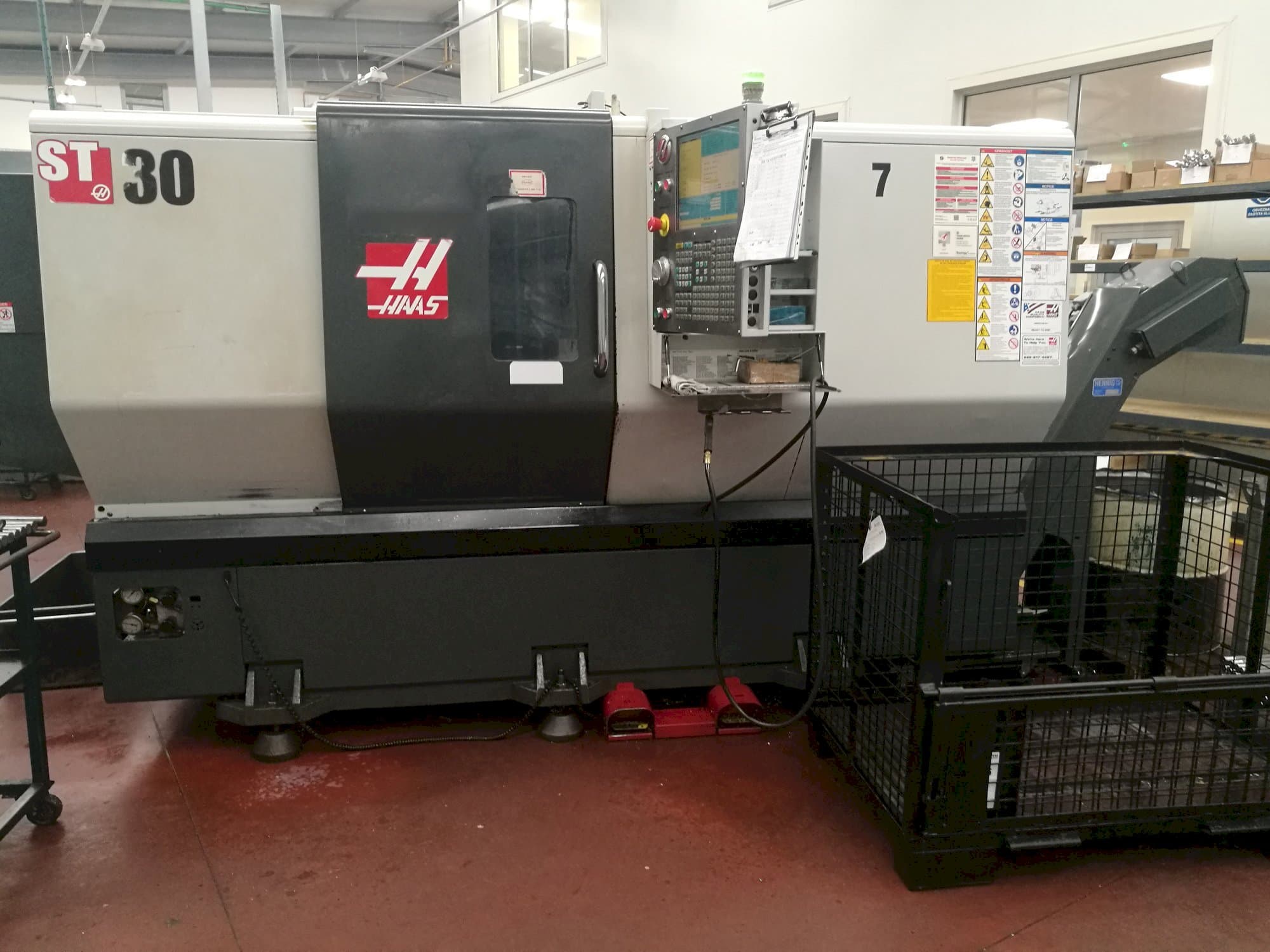 Vista frontal de la máquina HAAS ST-30