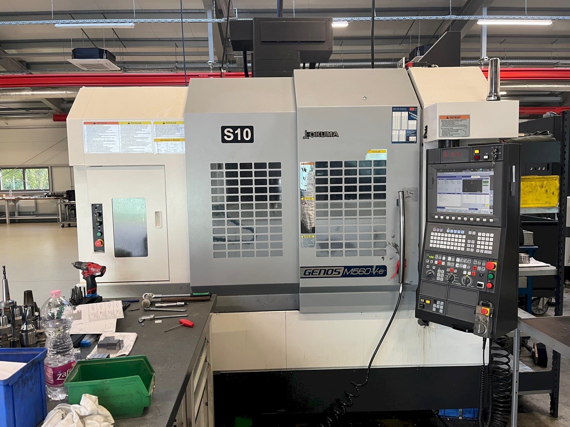 Vista frontal de la máquina Okuma GENOS M560R
