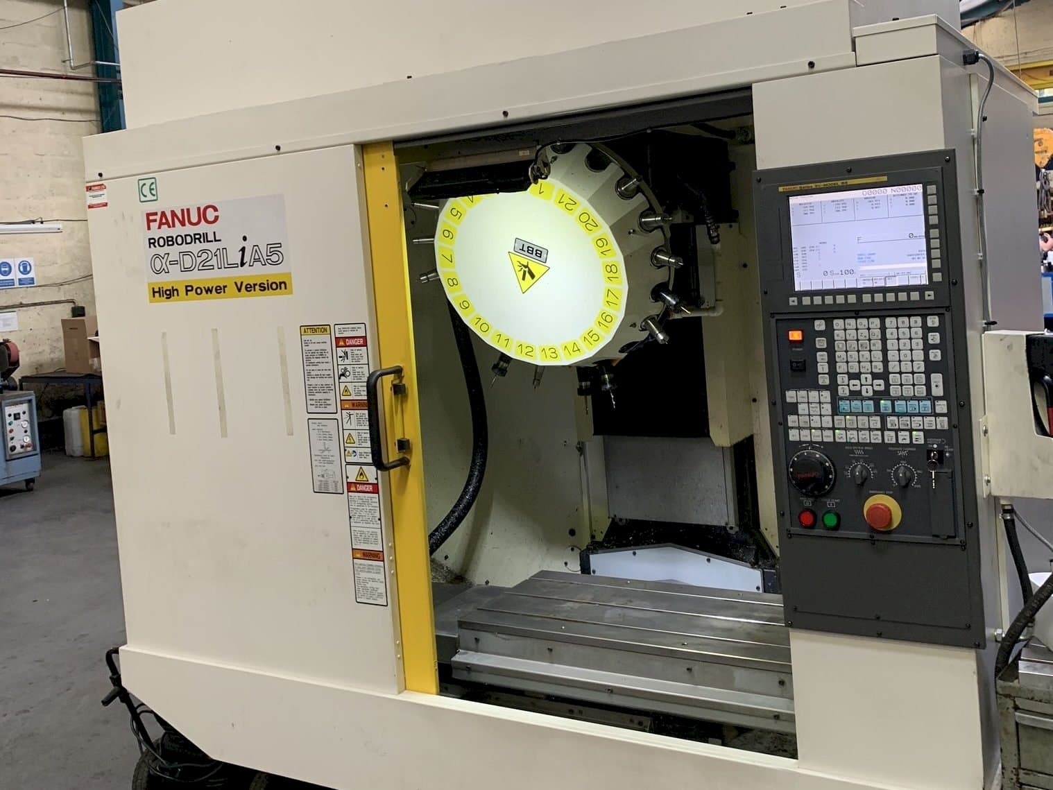 Vista frontal de la máquina FANUC Robodrill Alpha D21LiA5