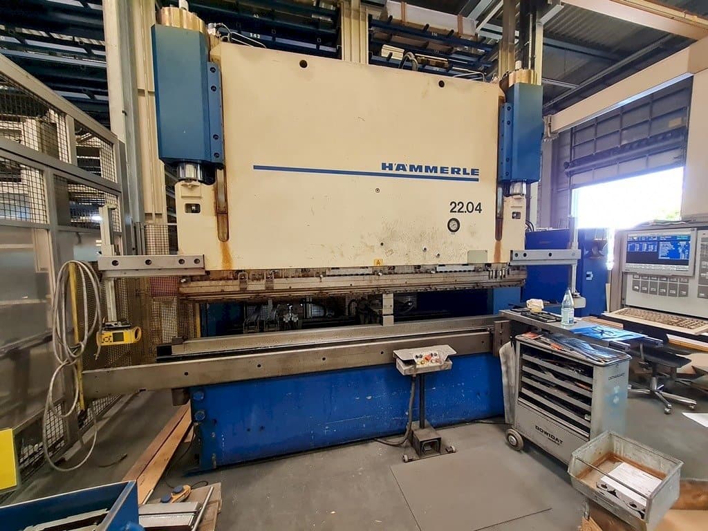 Vista frontal de la máquina HAMMERLE AP 200-3100