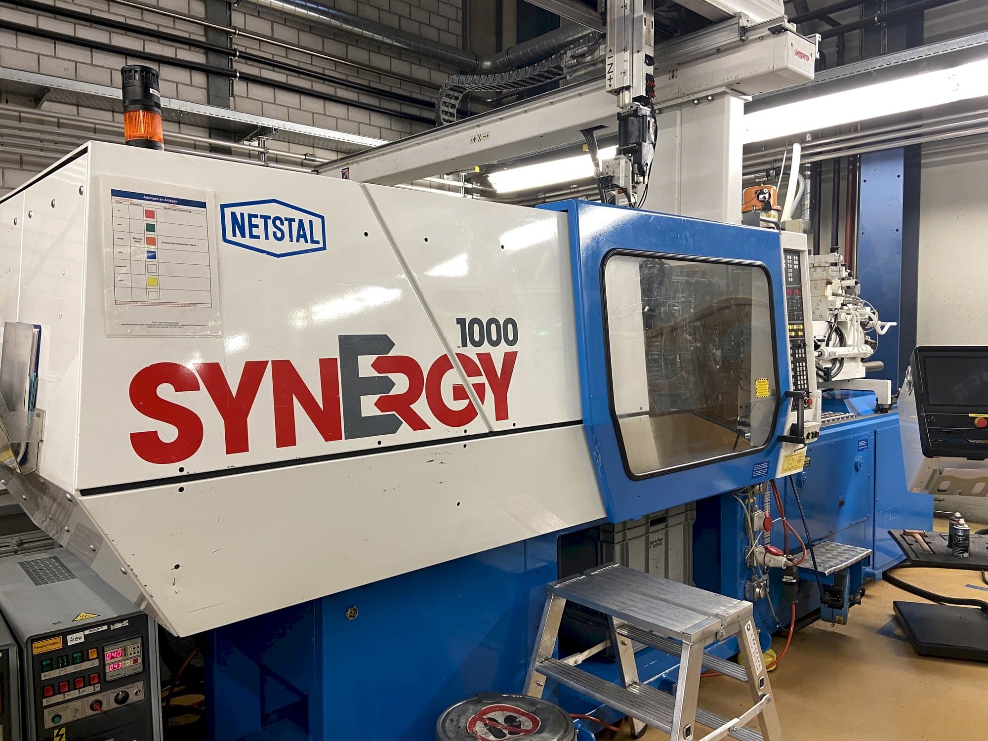 Vista frontal de la máquina Netstal Synergy 1000-230