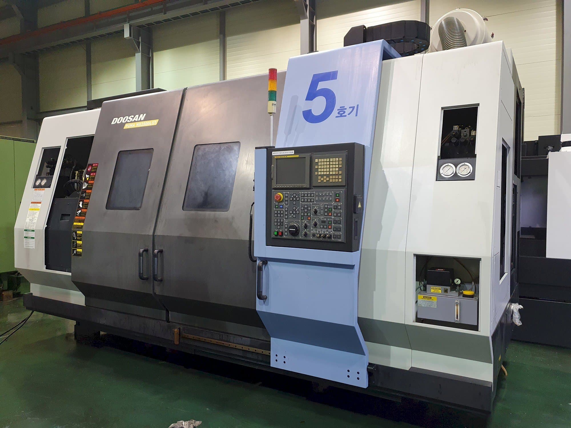 Vista frontal de la máquina Doosan Puma MX2500LST