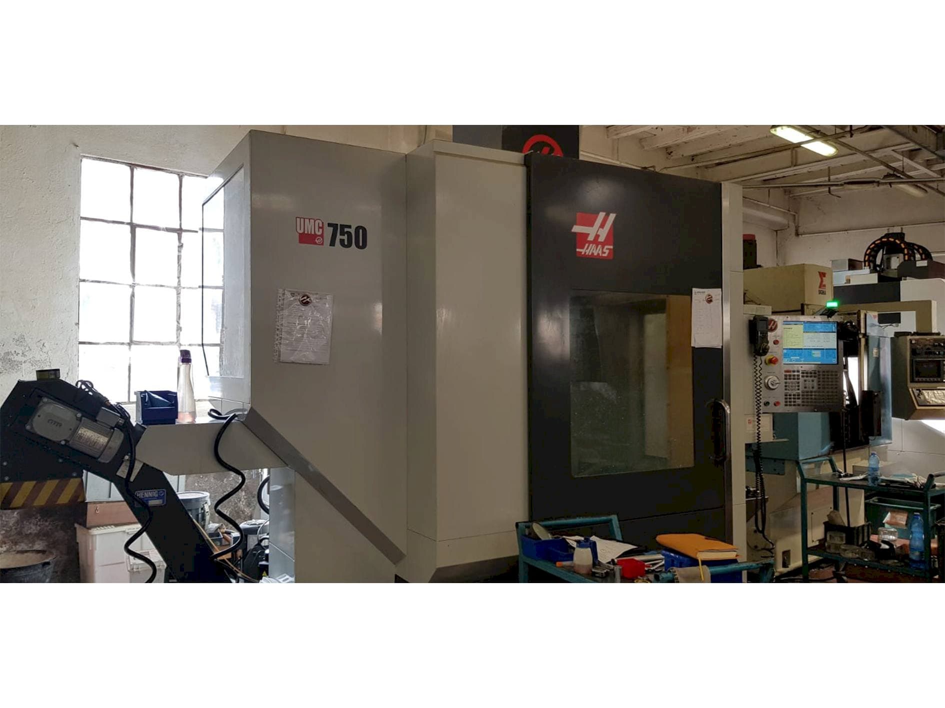 Vista frontal de la máquina HAAS UMC 750
