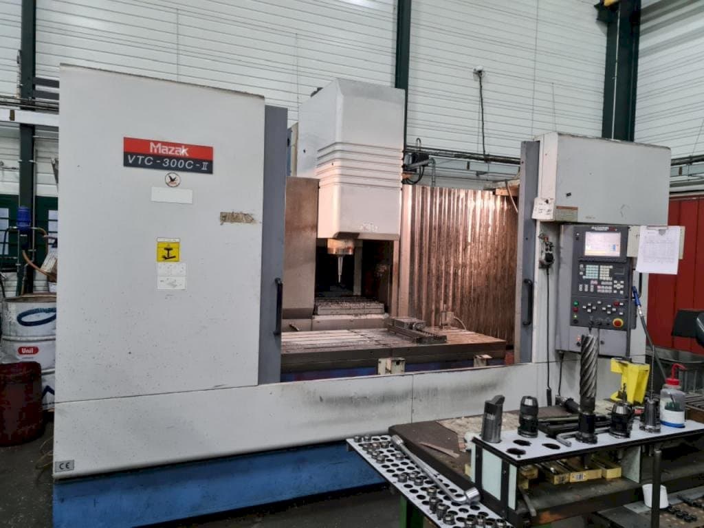 Vista frontal de la máquina Mazak VTC 300C