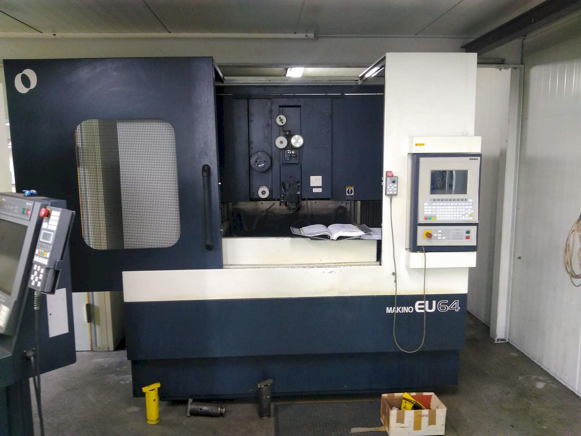 Vista frontal de la máquina Makino EU64