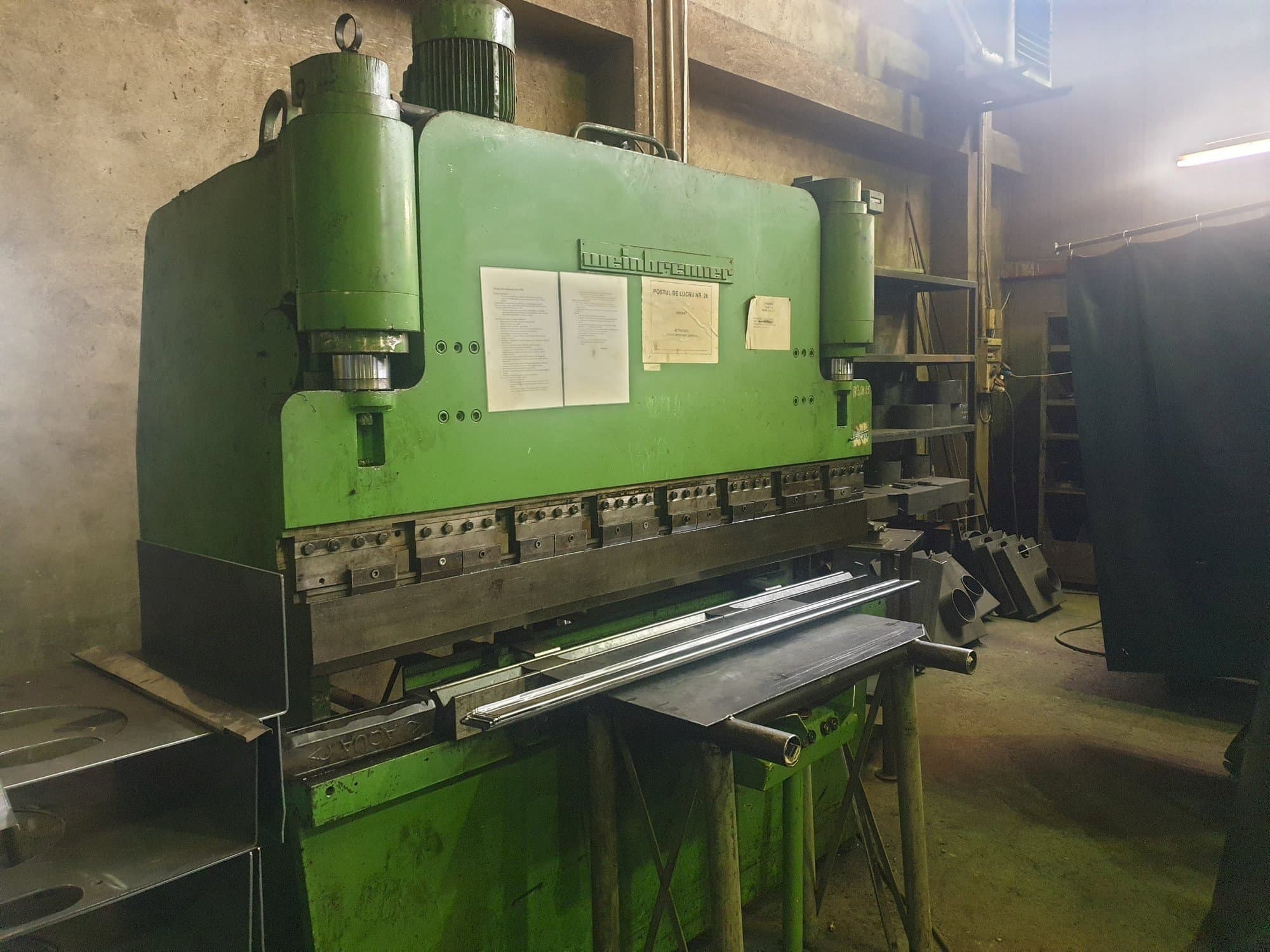 Vista frontal de la máquina Weinbrenner AP 50/2000