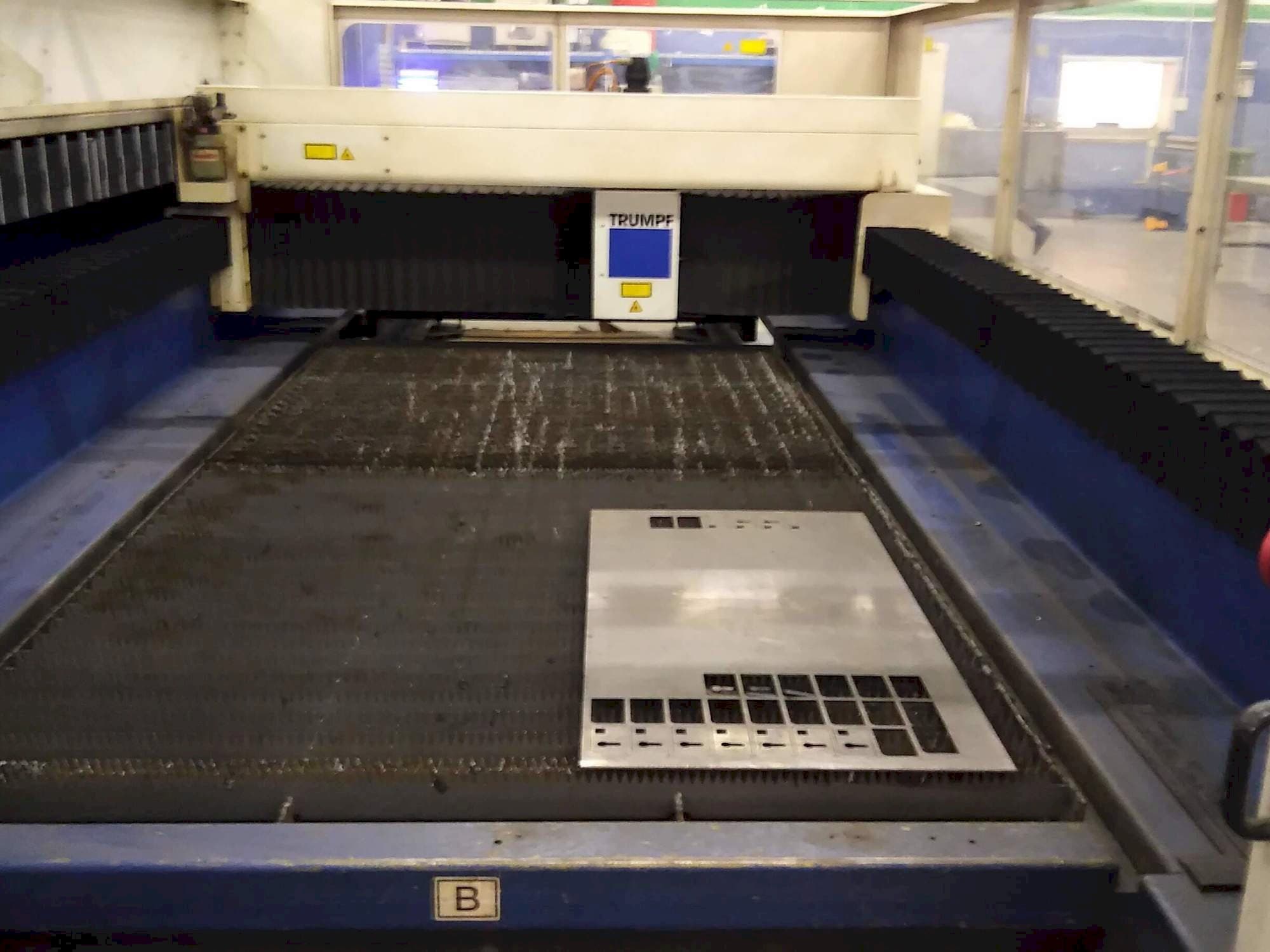 Vista frontal de la máquina Trumpf L3030