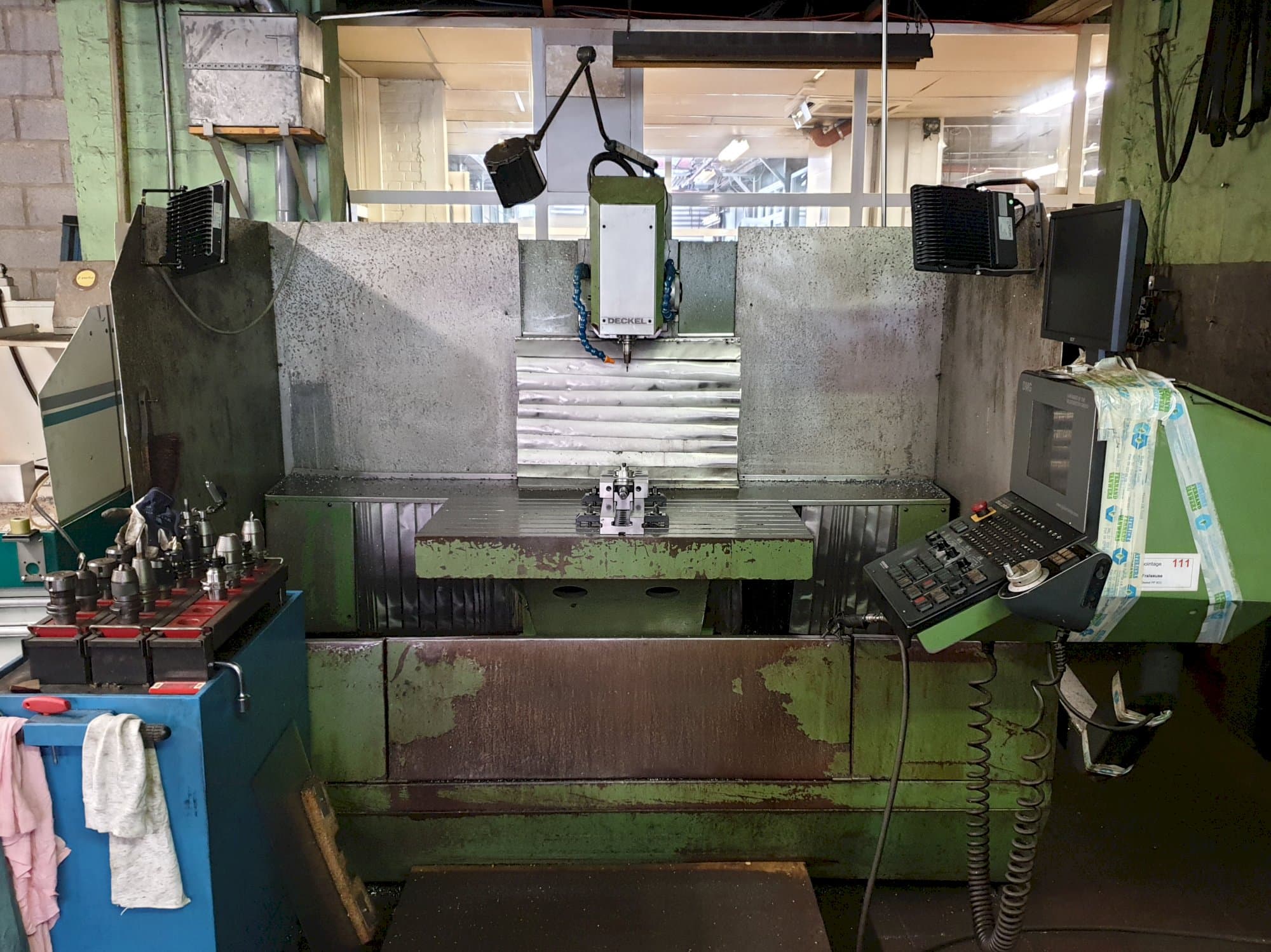 Vista frontal de la máquina DECKEL FP5CC