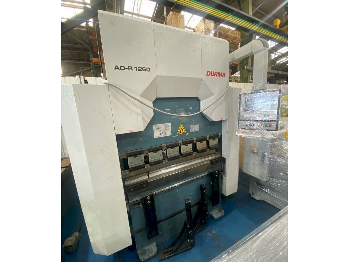 Vista frontal de la máquina Durma AD-R 1260