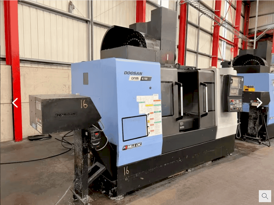 Vista frontal de la máquina Doosan DNM 6700