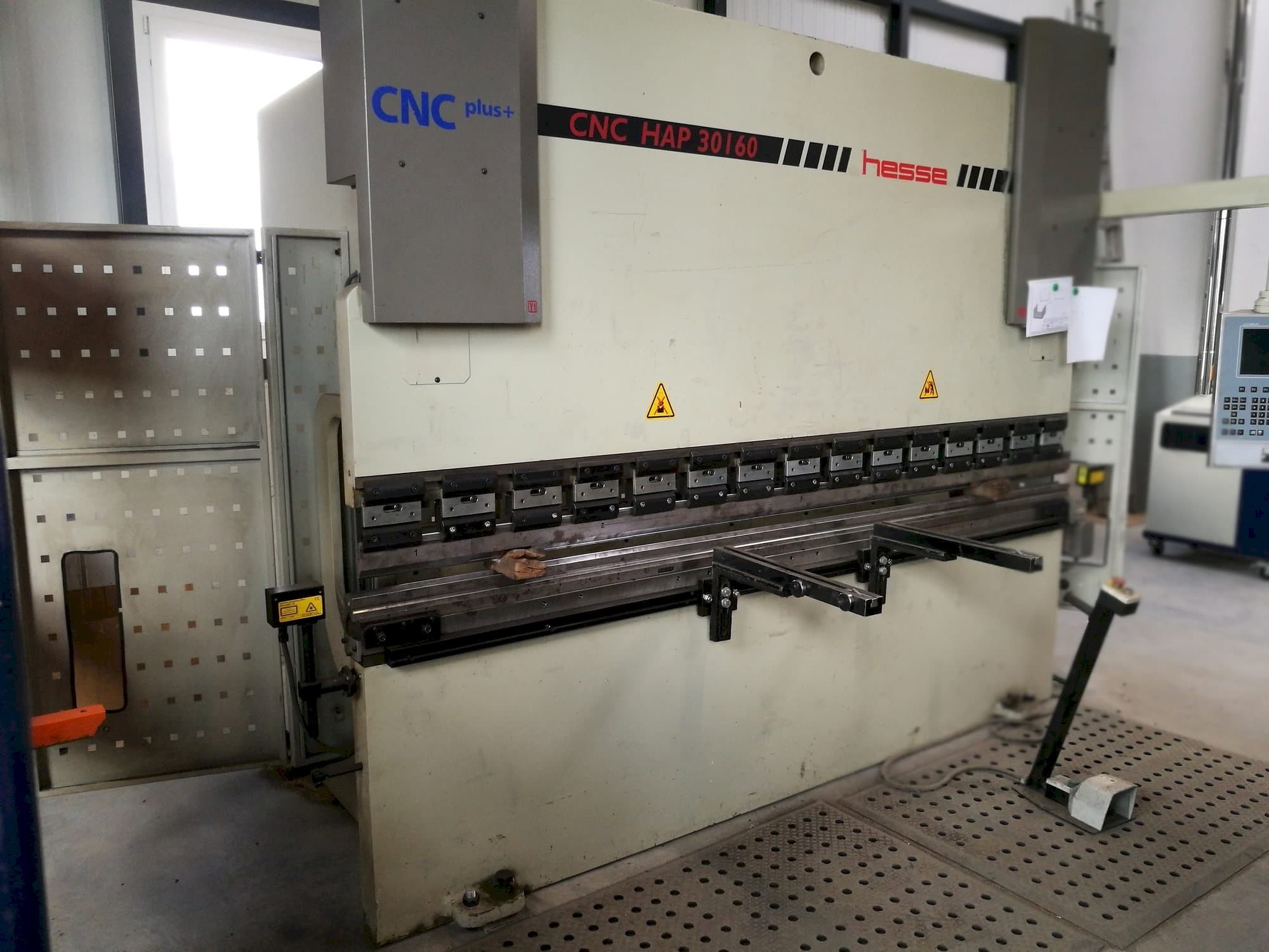 Vista frontal de la máquina Hesse CNC HAP 30160