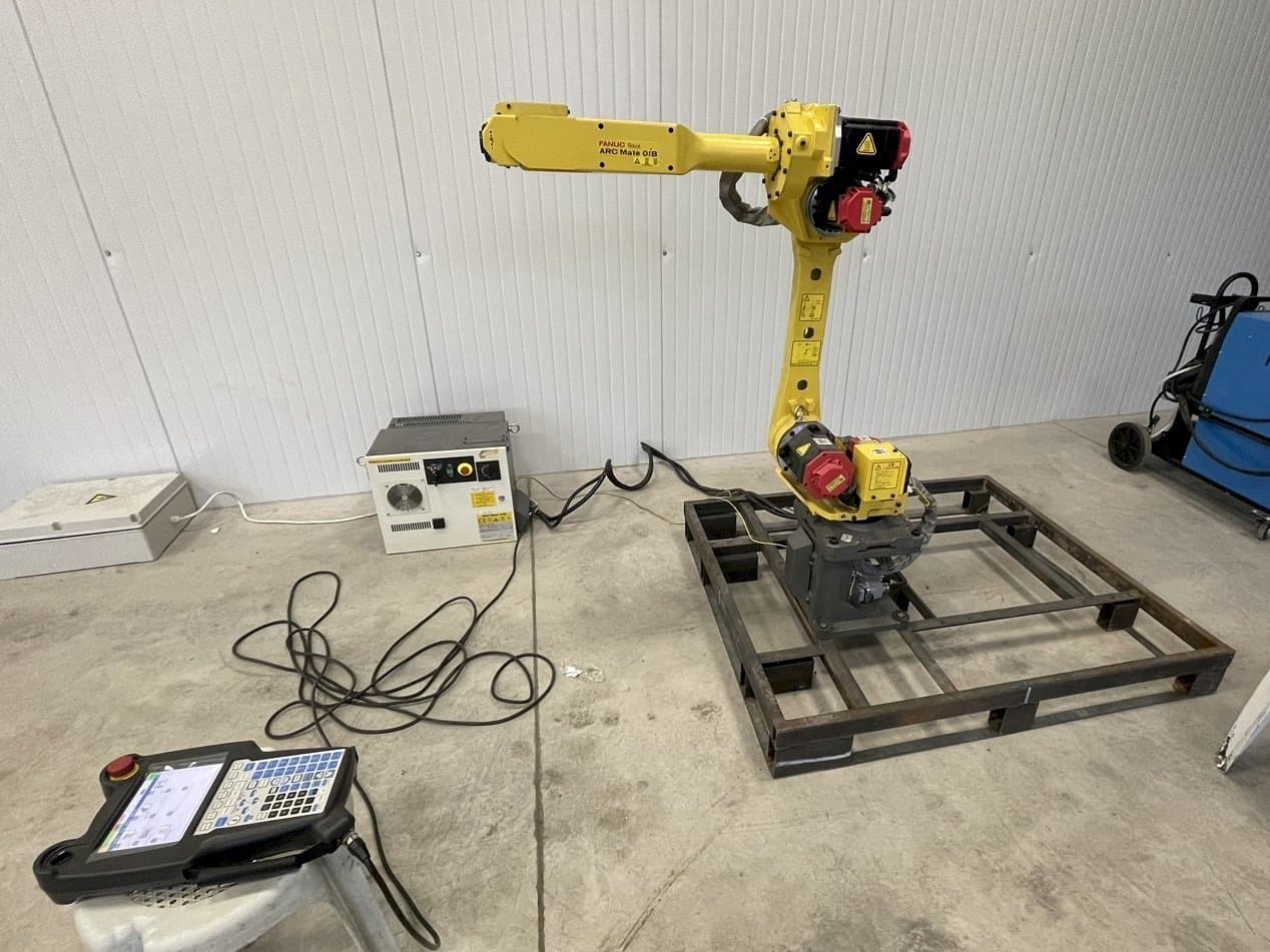 Vista frontal de la máquina FANUC Arc mate 0iB